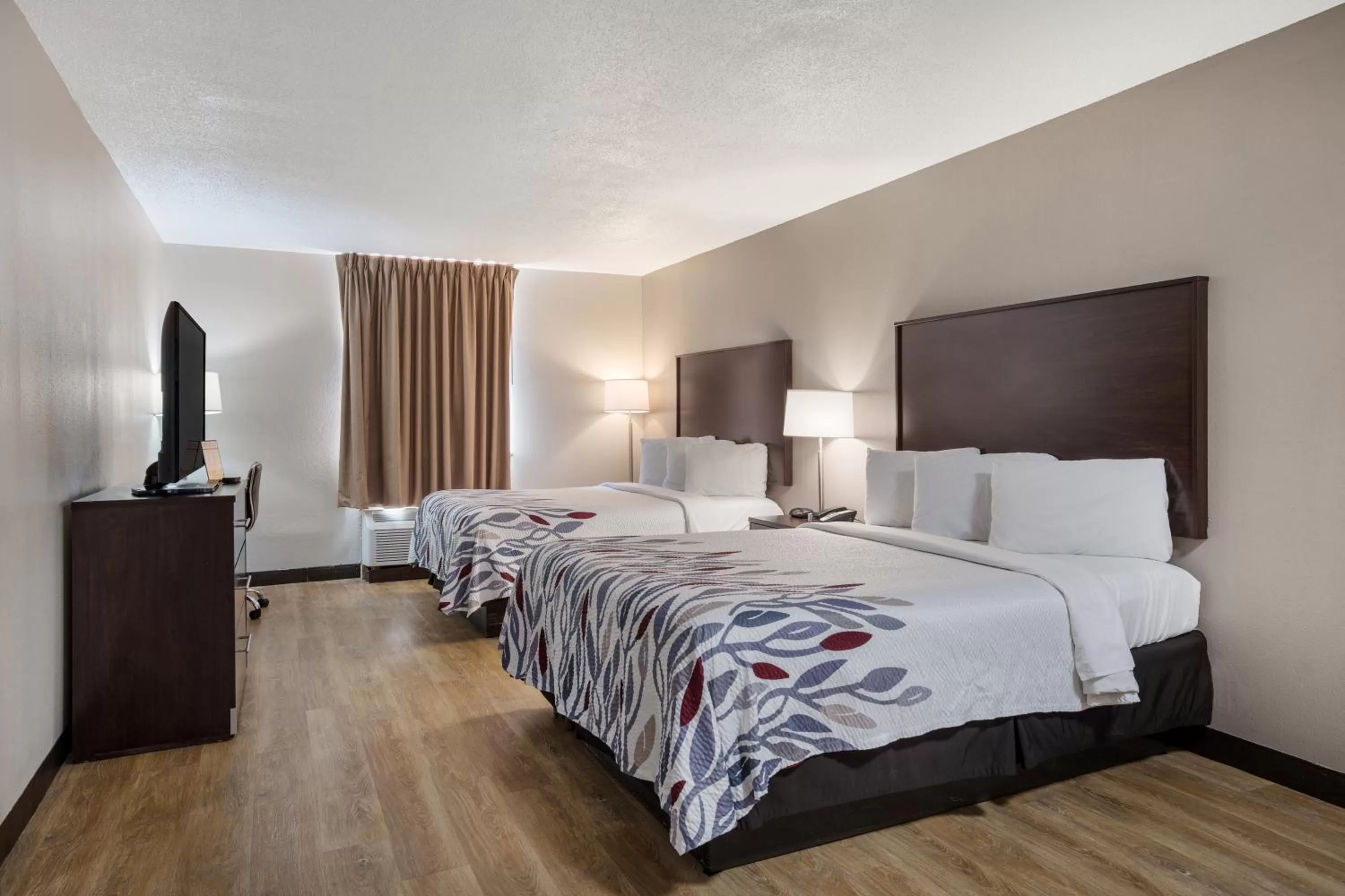 Photo of the whole room, Bed in Red Roof Inn & Suites Jacksonville, NC