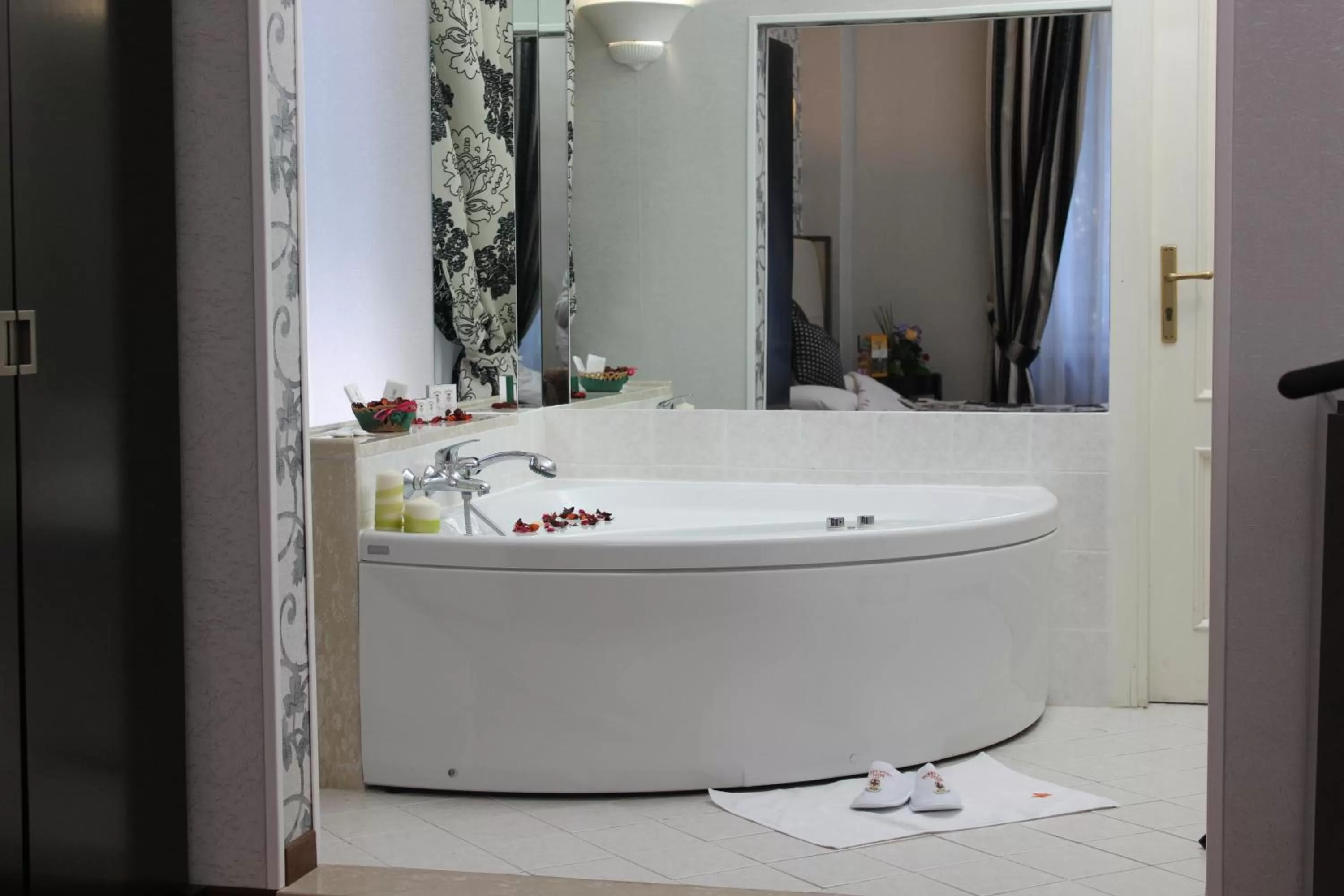 Hot Tub in Hotel Villa Aricia