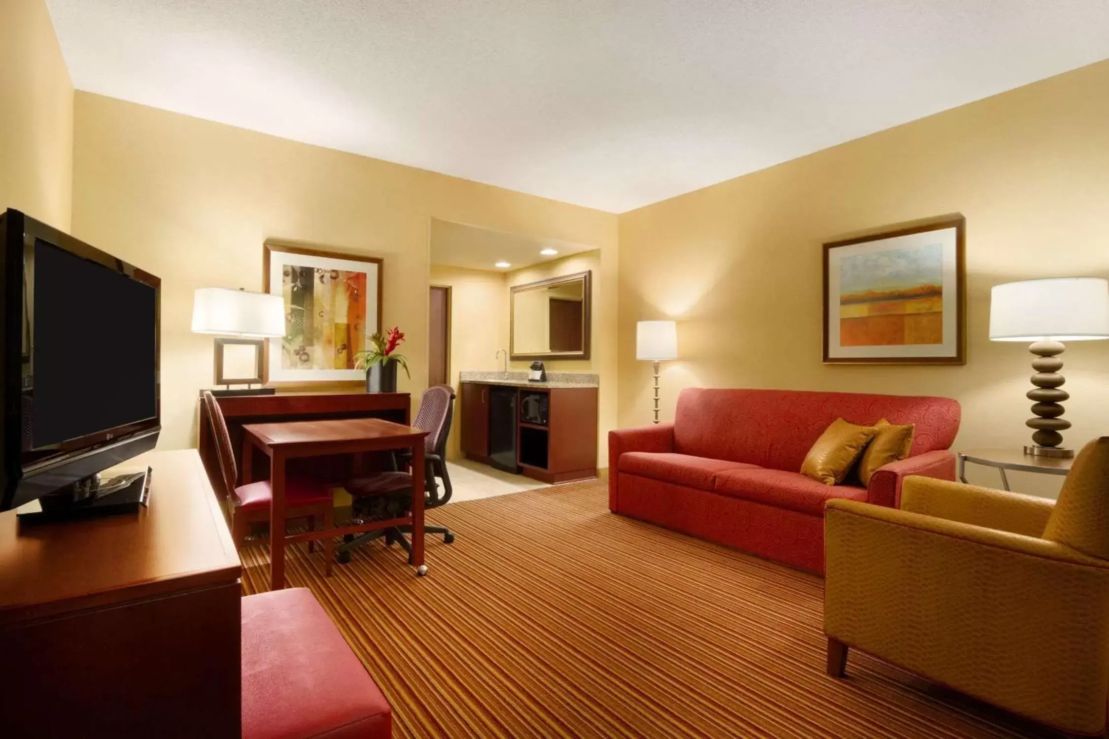 Living room, Seating Area in Embassy Suites by Hilton Norman Hotel & Conference Center