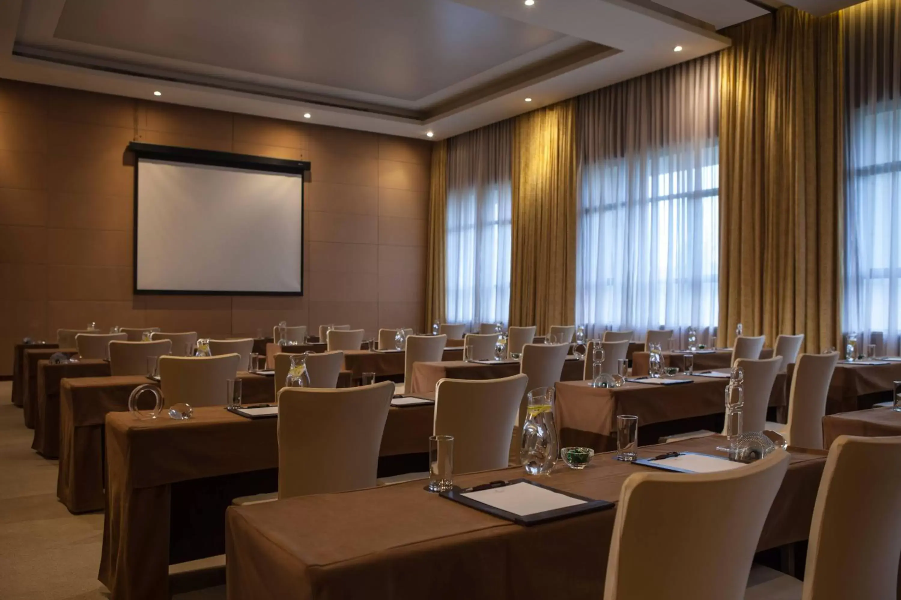 Meeting/conference room in Renaissance Tianjin Lakeview Hotel