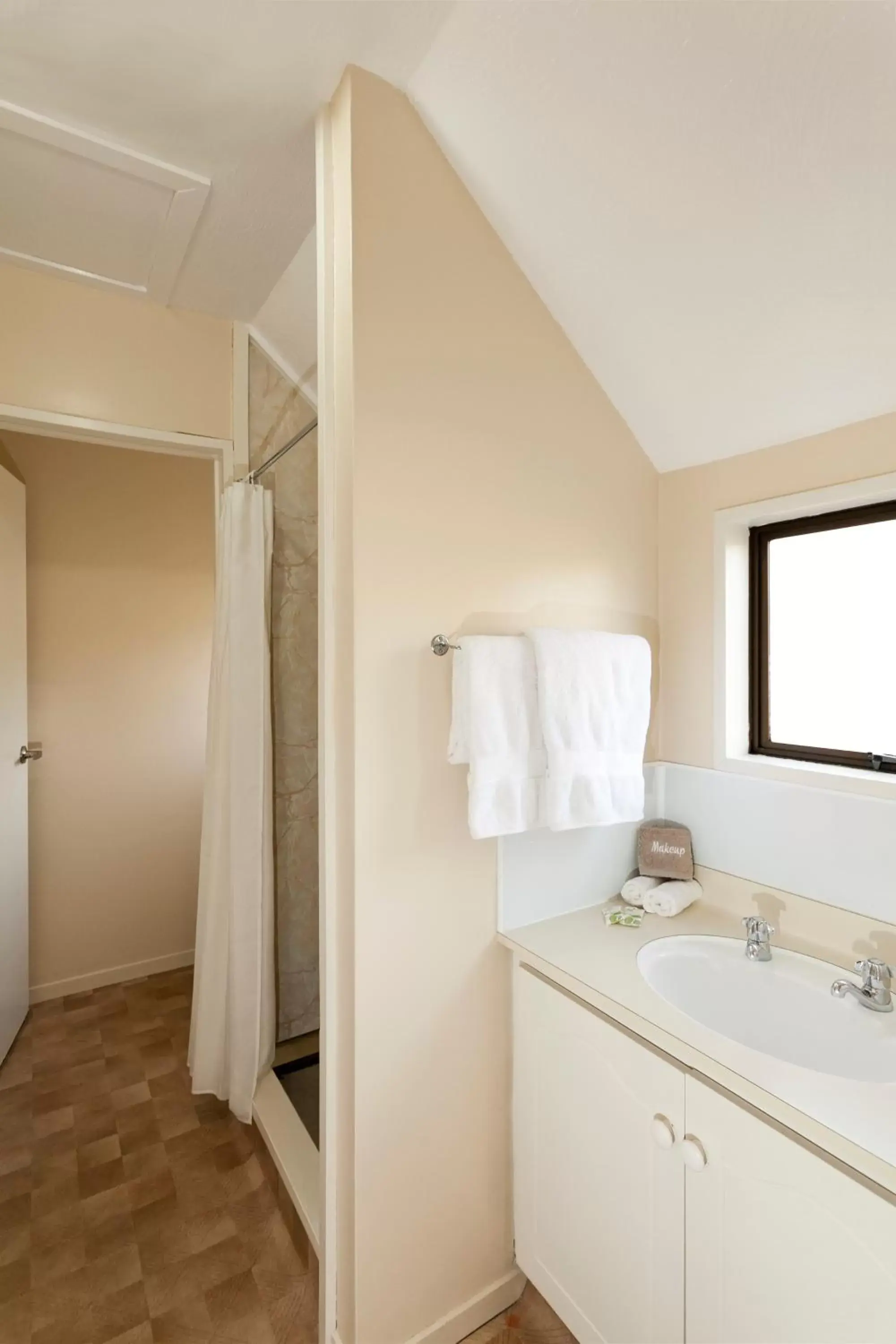 Bathroom in Merivale Court Motel & Apartments