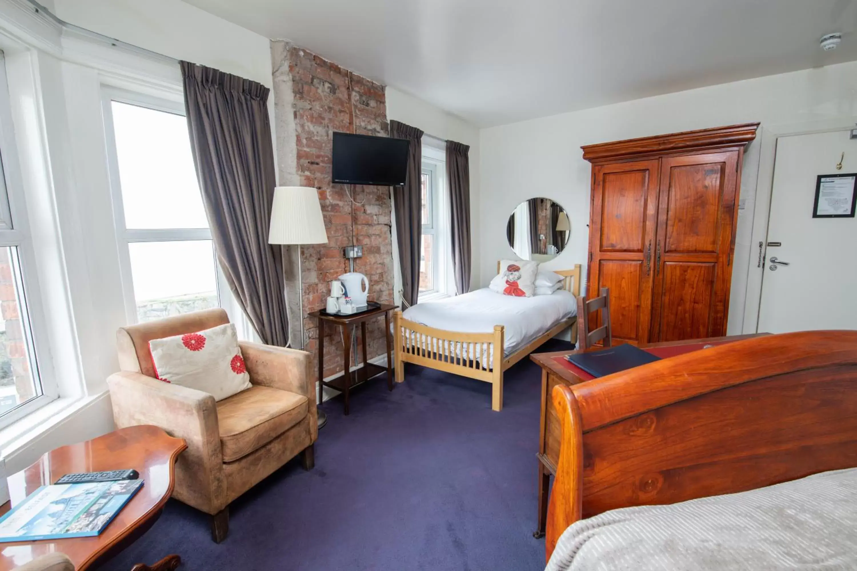 Bedroom, Seating Area in The Nines, Bangor Marina