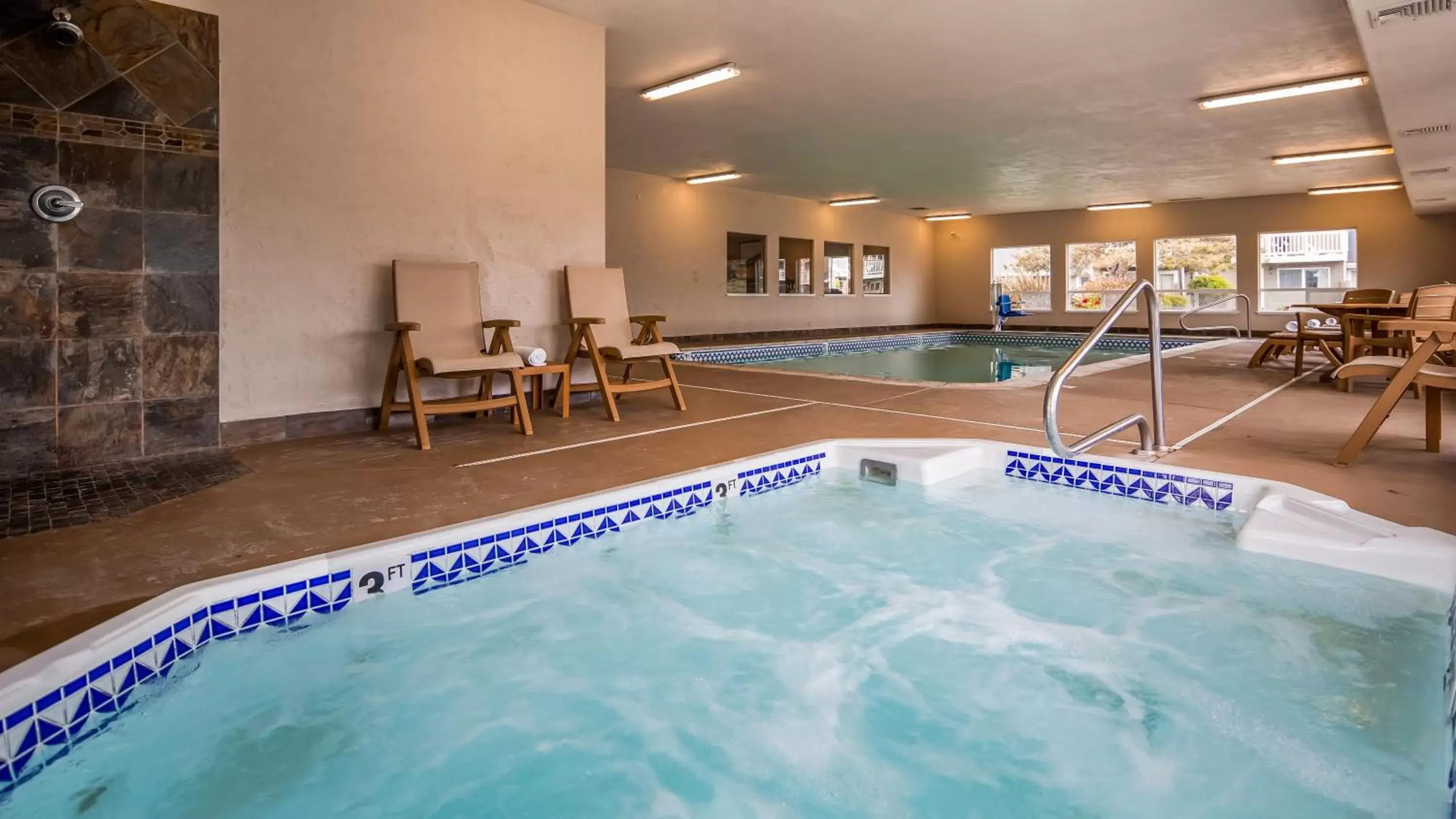 Hot Tub, Swimming Pool in Best Western Inn at Face Rock