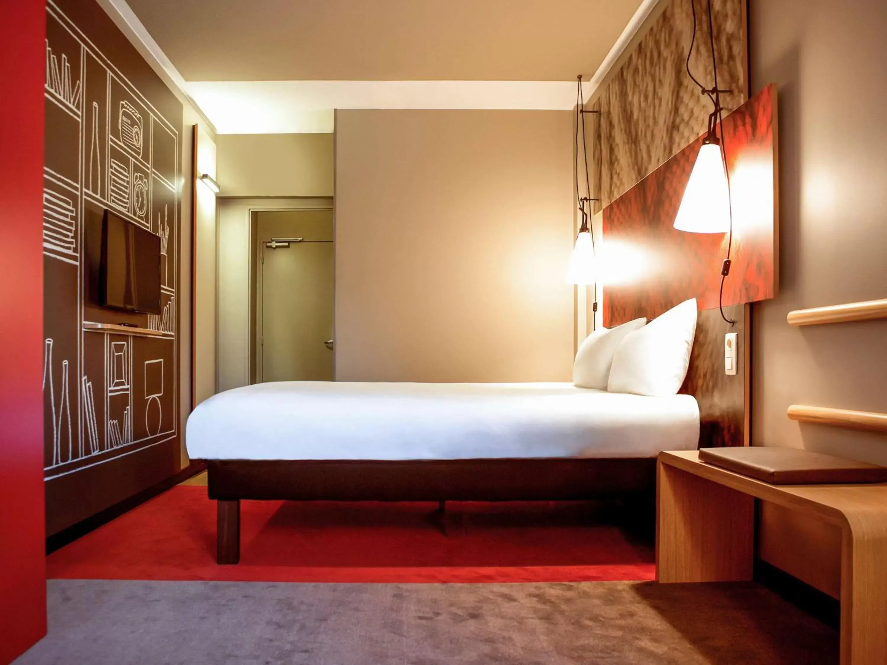 Photo of the whole room, Bed in ibis Hotel Brussels Centre Gare du Midi