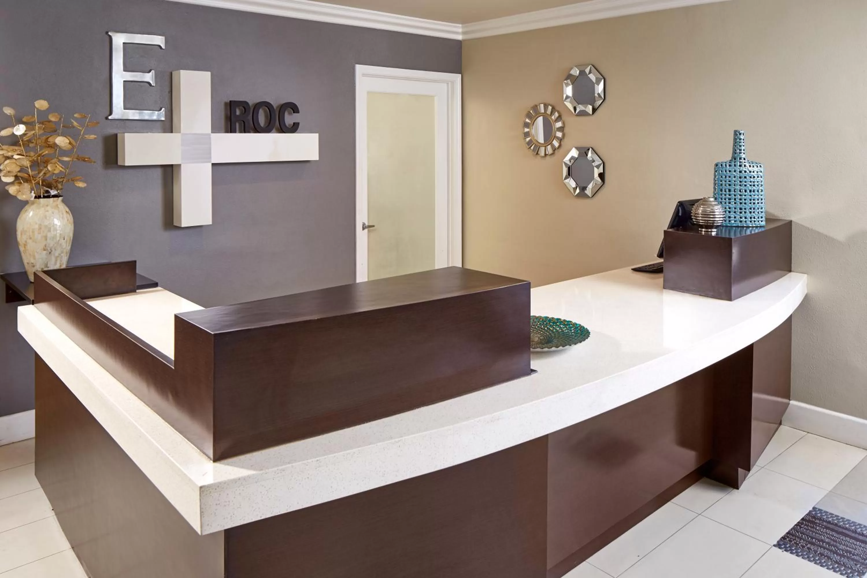Lobby or reception in Eden Roc Inn & Suites near the Maingate