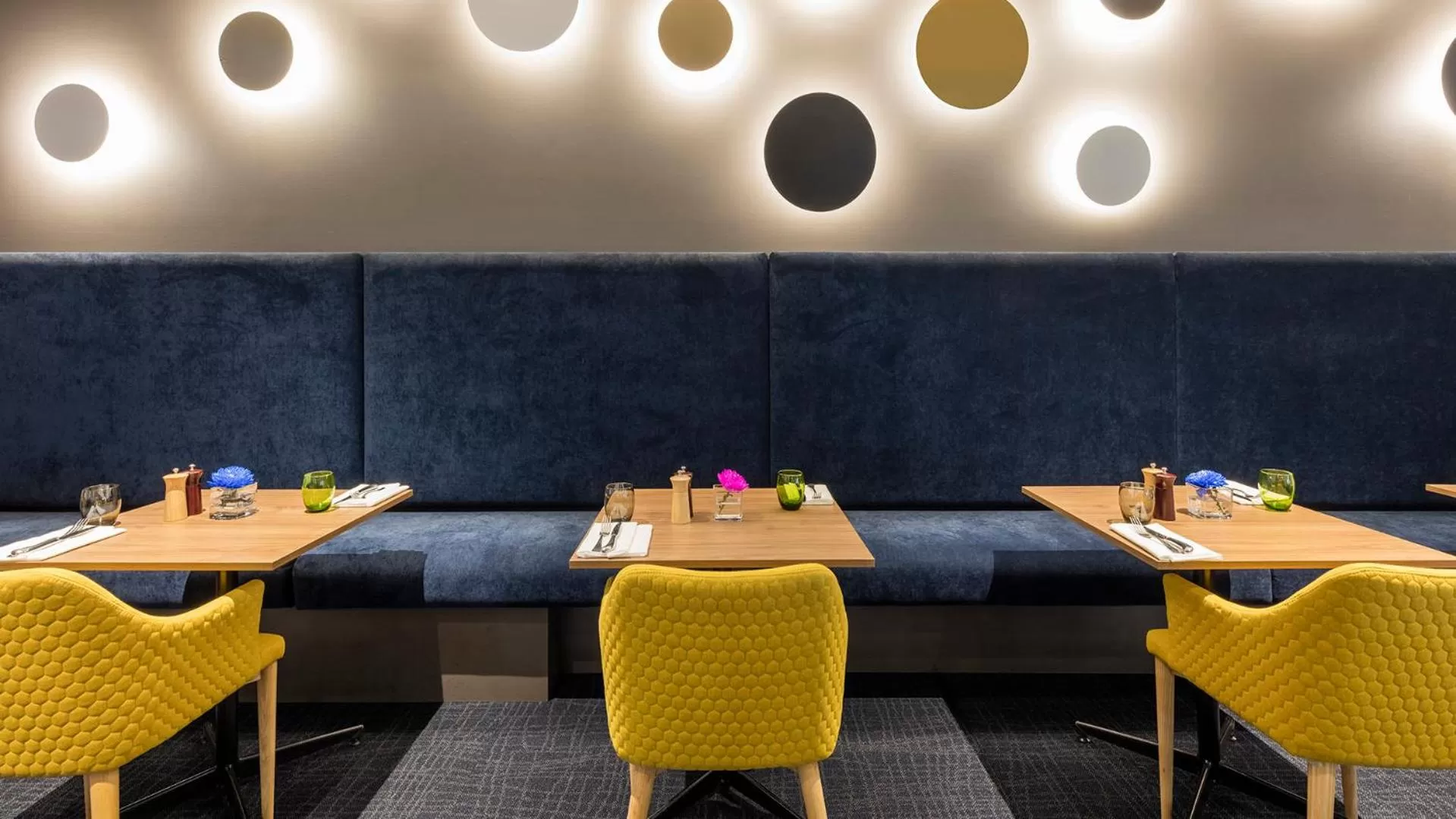 Restaurant/places to eat in Oaks Melbourne on Market Hotel