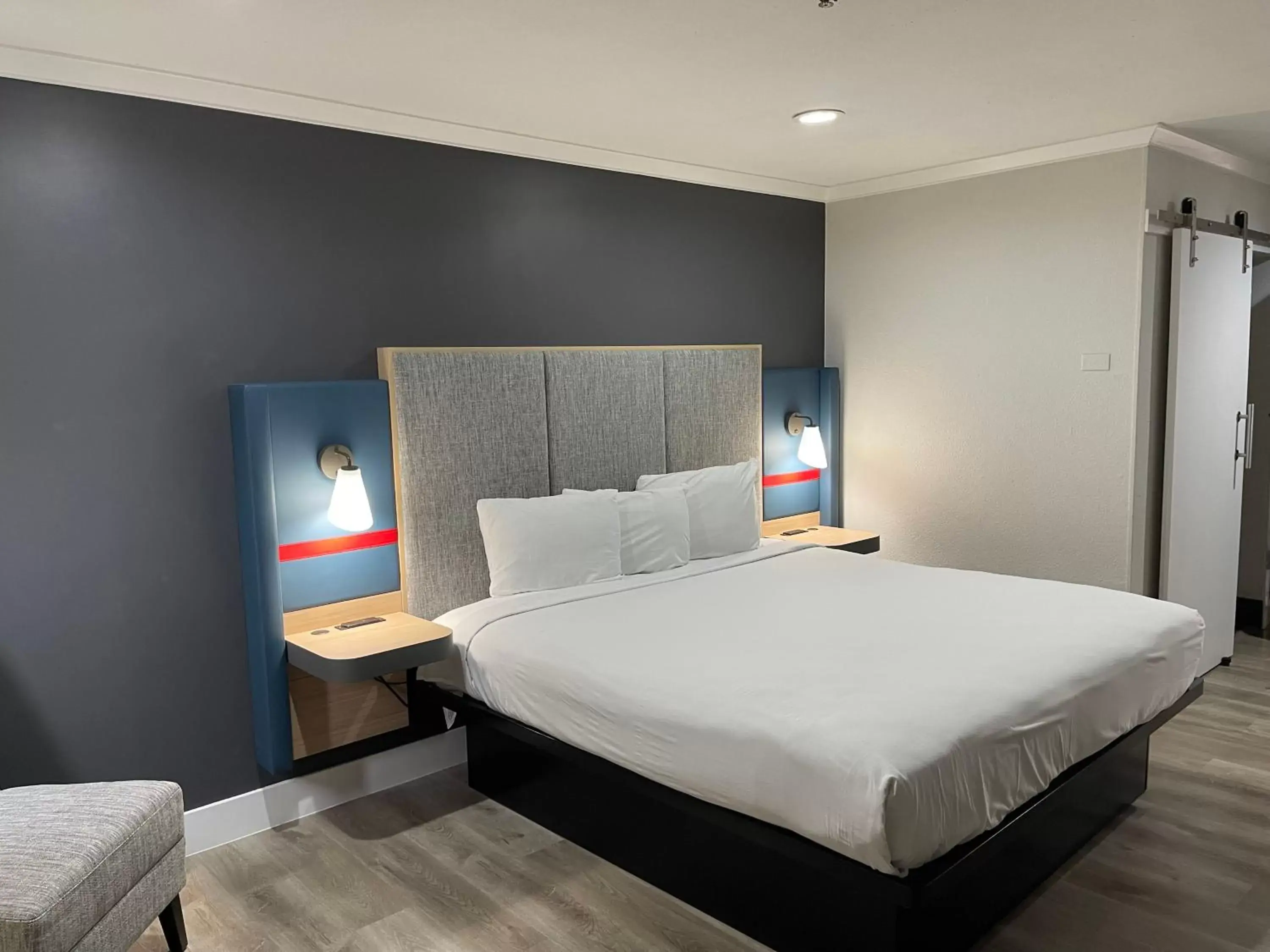 Bed in Roy Inn & Suites -Sacramento Midtown