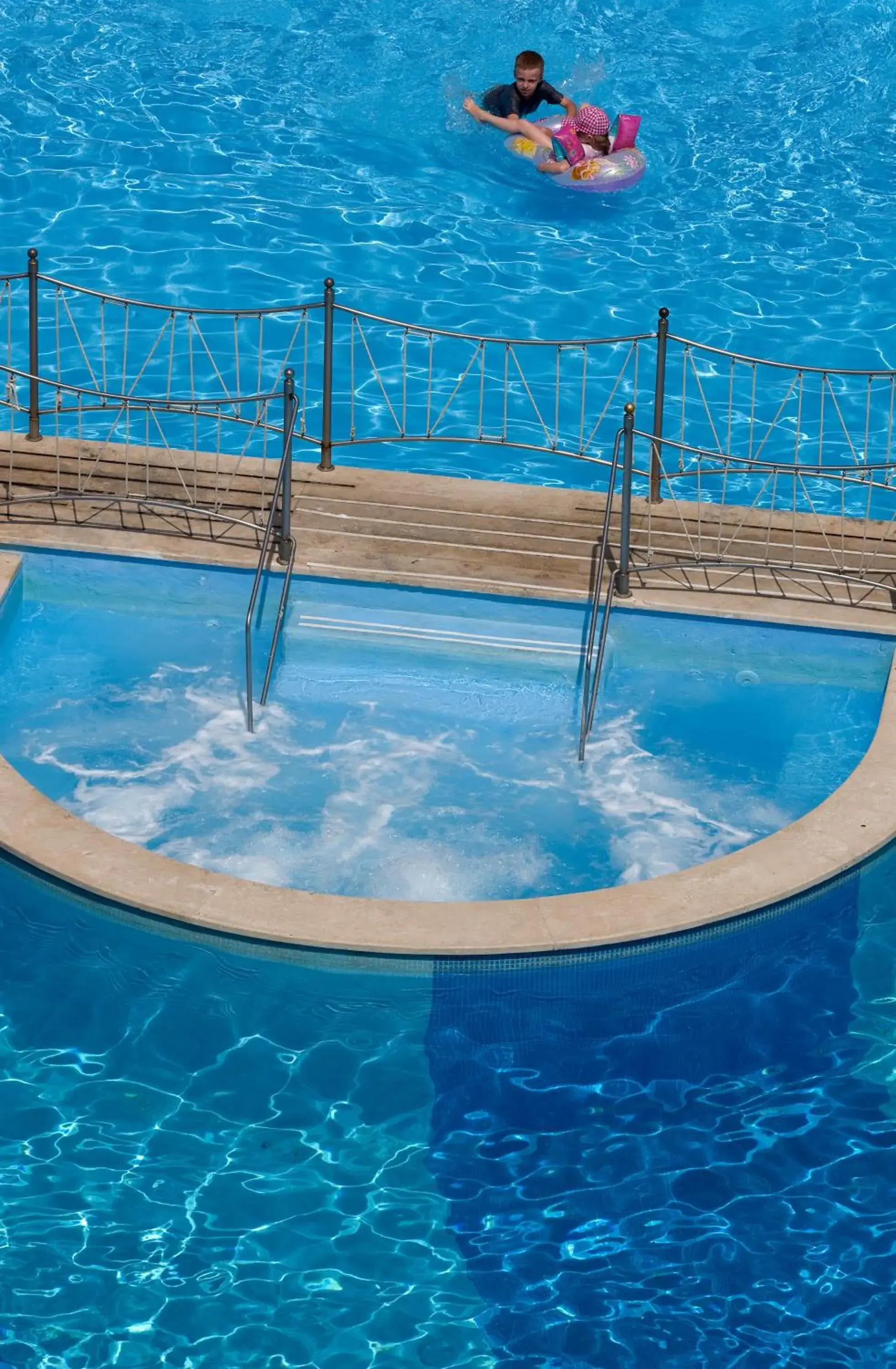 Swimming Pool in Hotel Grand Vesuvio