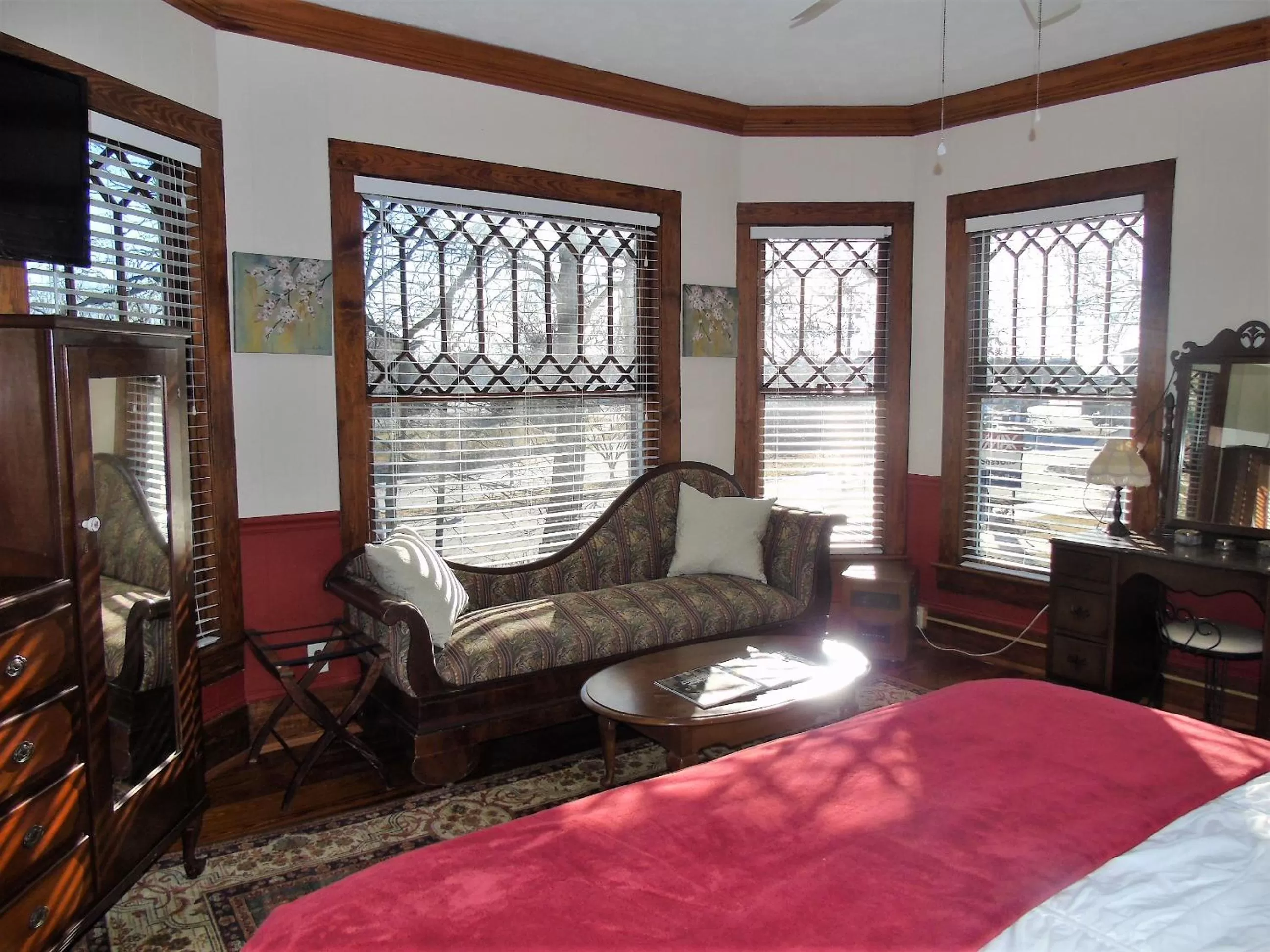 Bedroom, Seating Area in The Charleston Inn