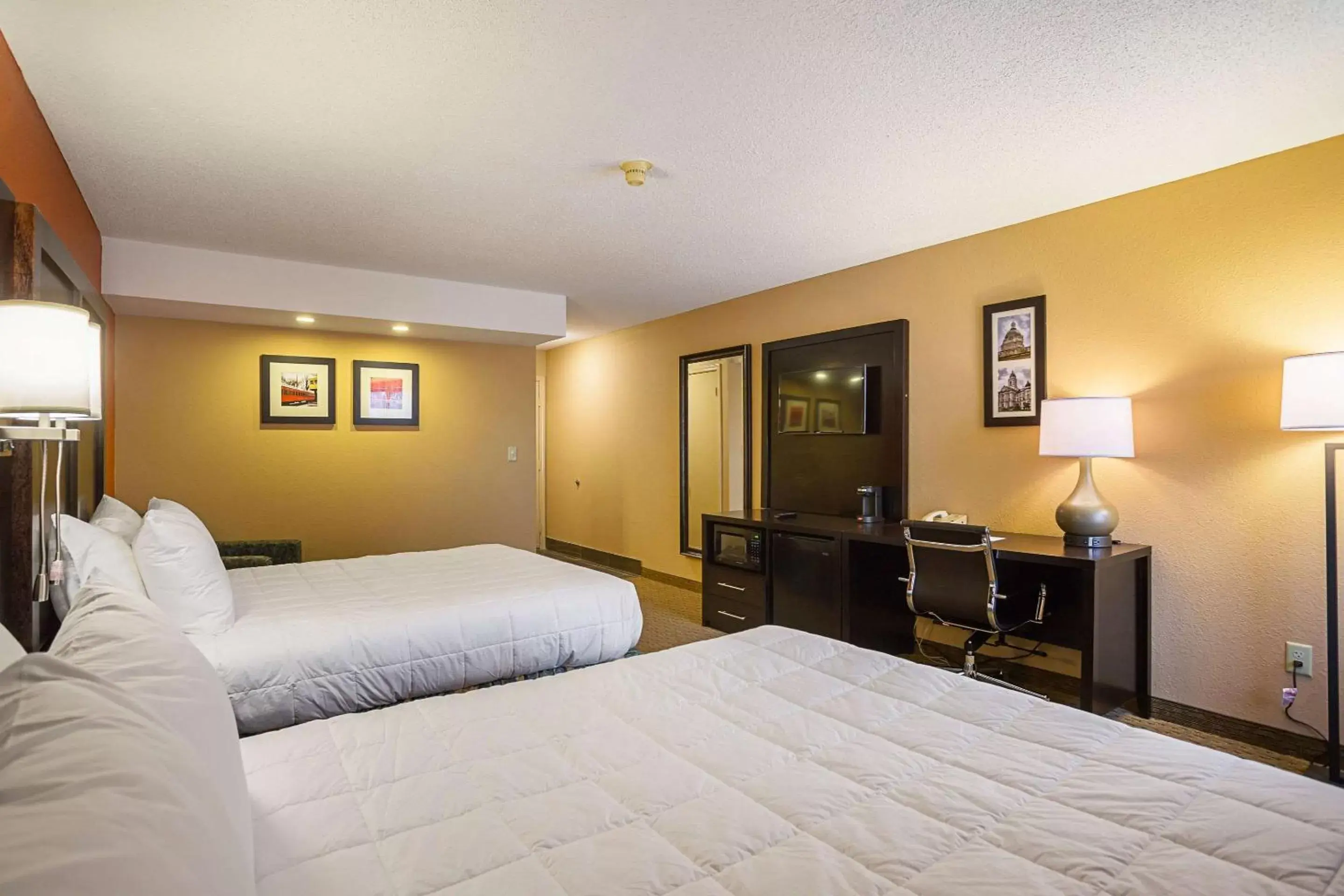 Bedroom, Bed in Clarion Inn & Suites