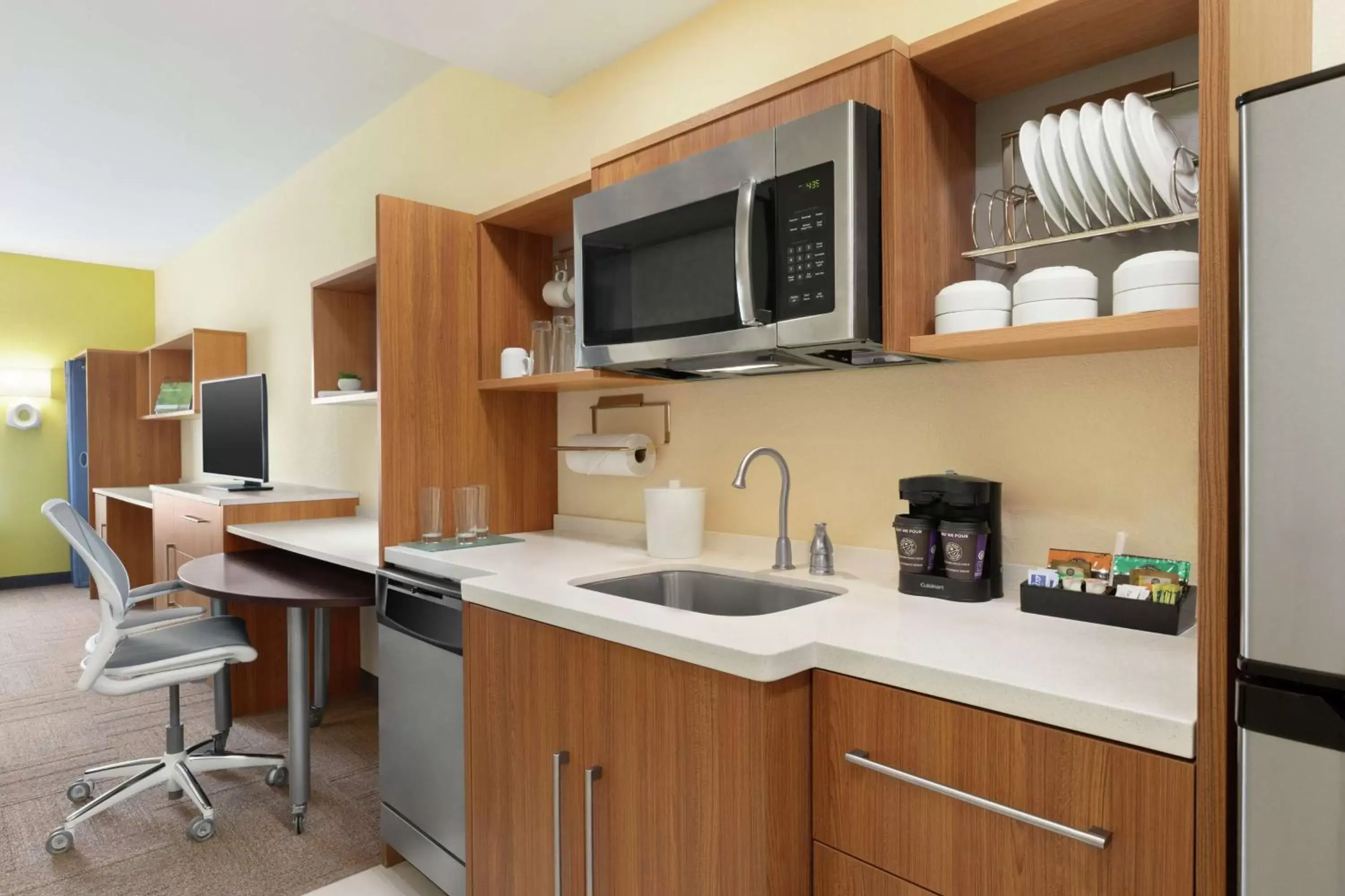 Kitchen or kitchenette, Kitchen/Kitchenette in Home2 Suites By Hilton Savannah Airport