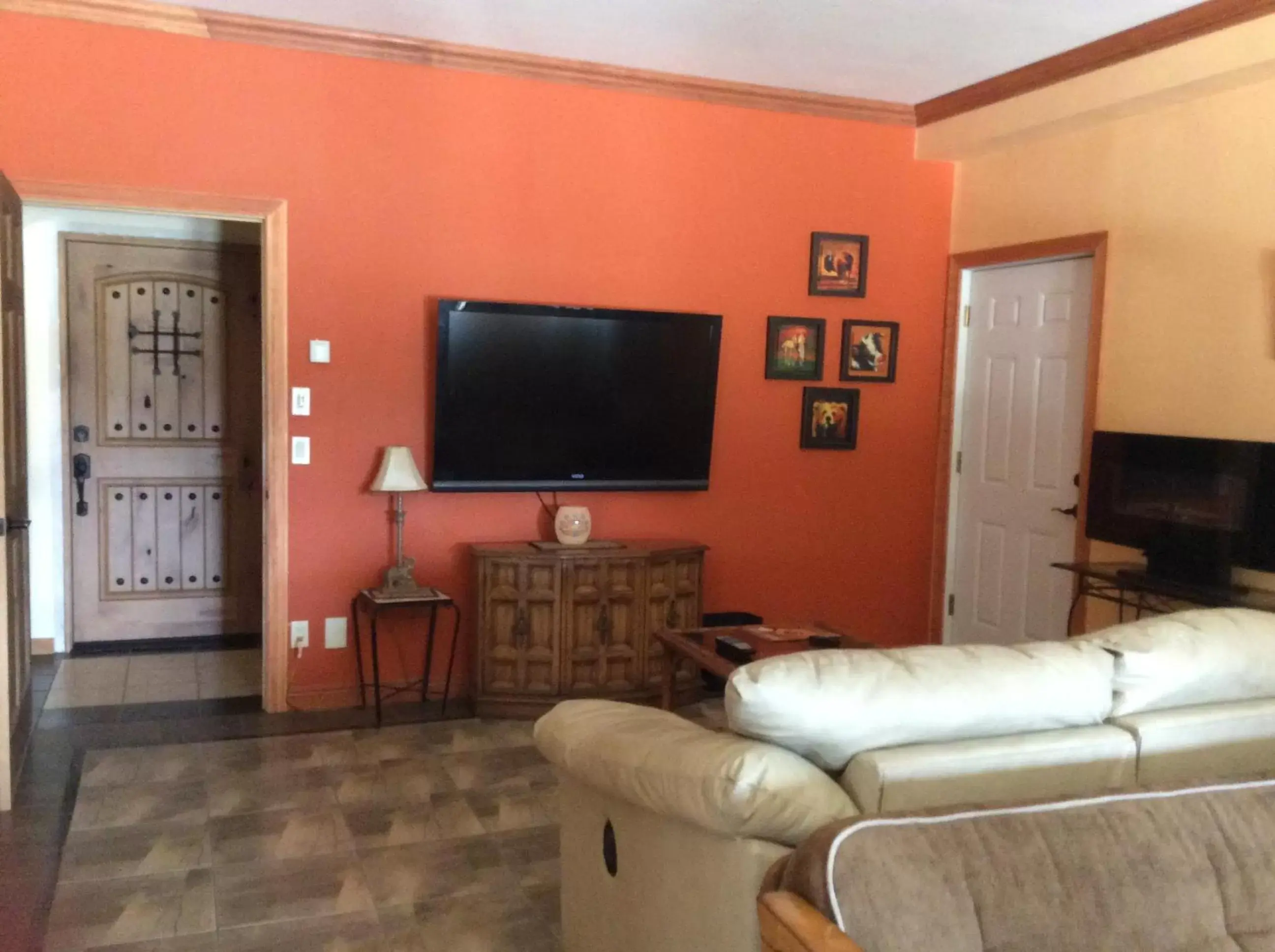 Living room, TV/Entertainment Center in Elktrace Bed and Breakfast