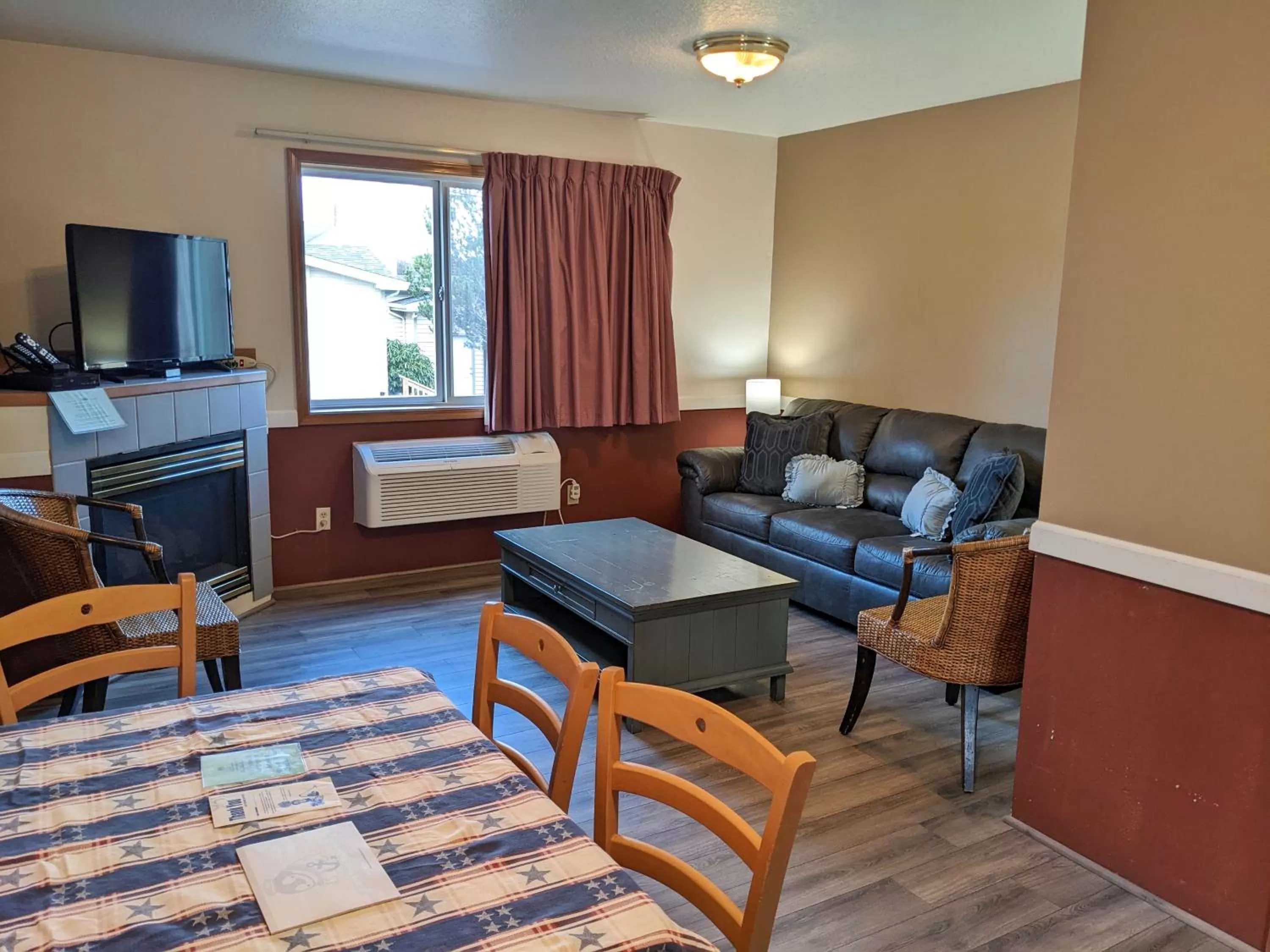 TV and multimedia, Seating Area in Hillcrest Inn