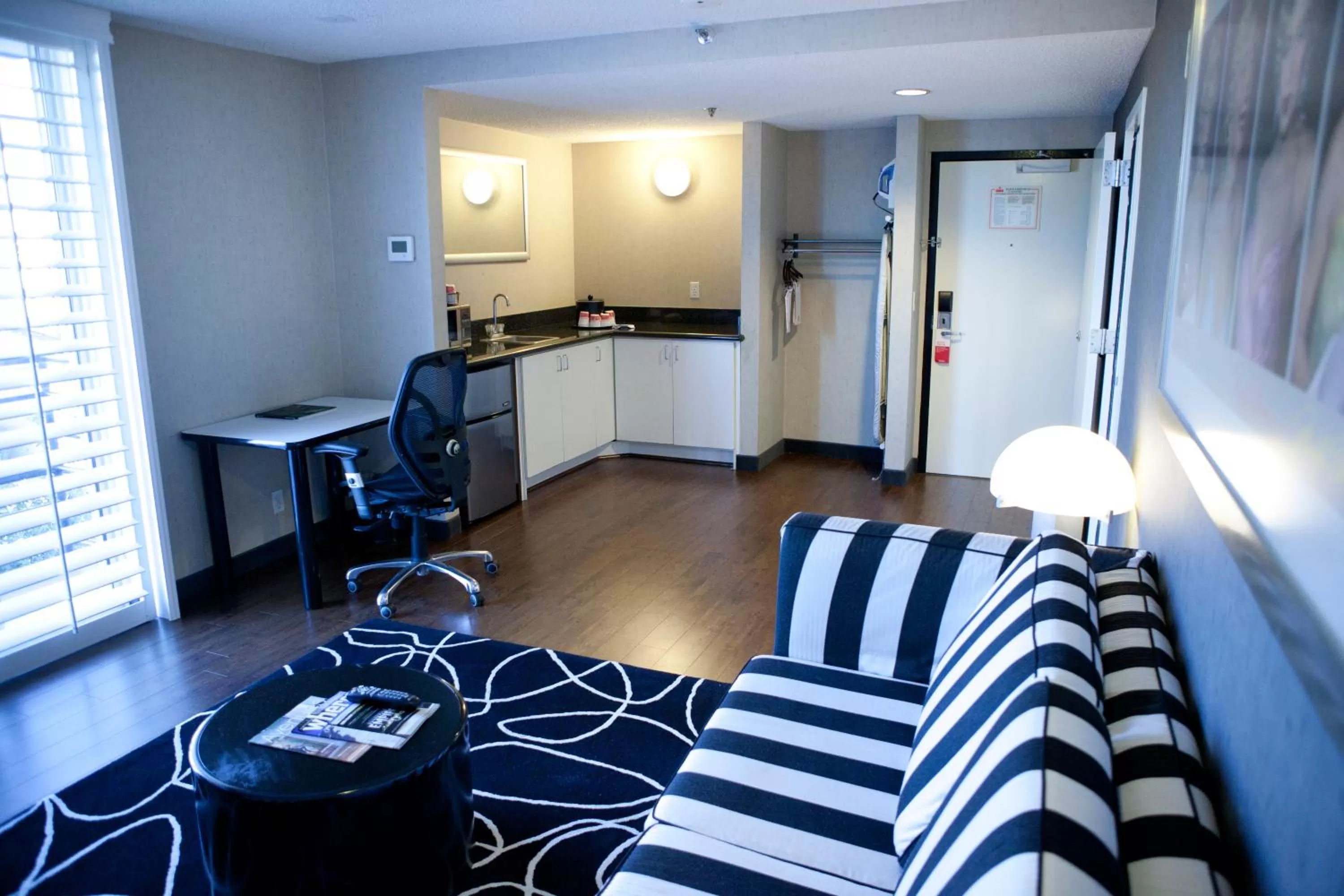 Seating area in Ramada Plaza by Wyndham West Hollywood Hotel & Suites