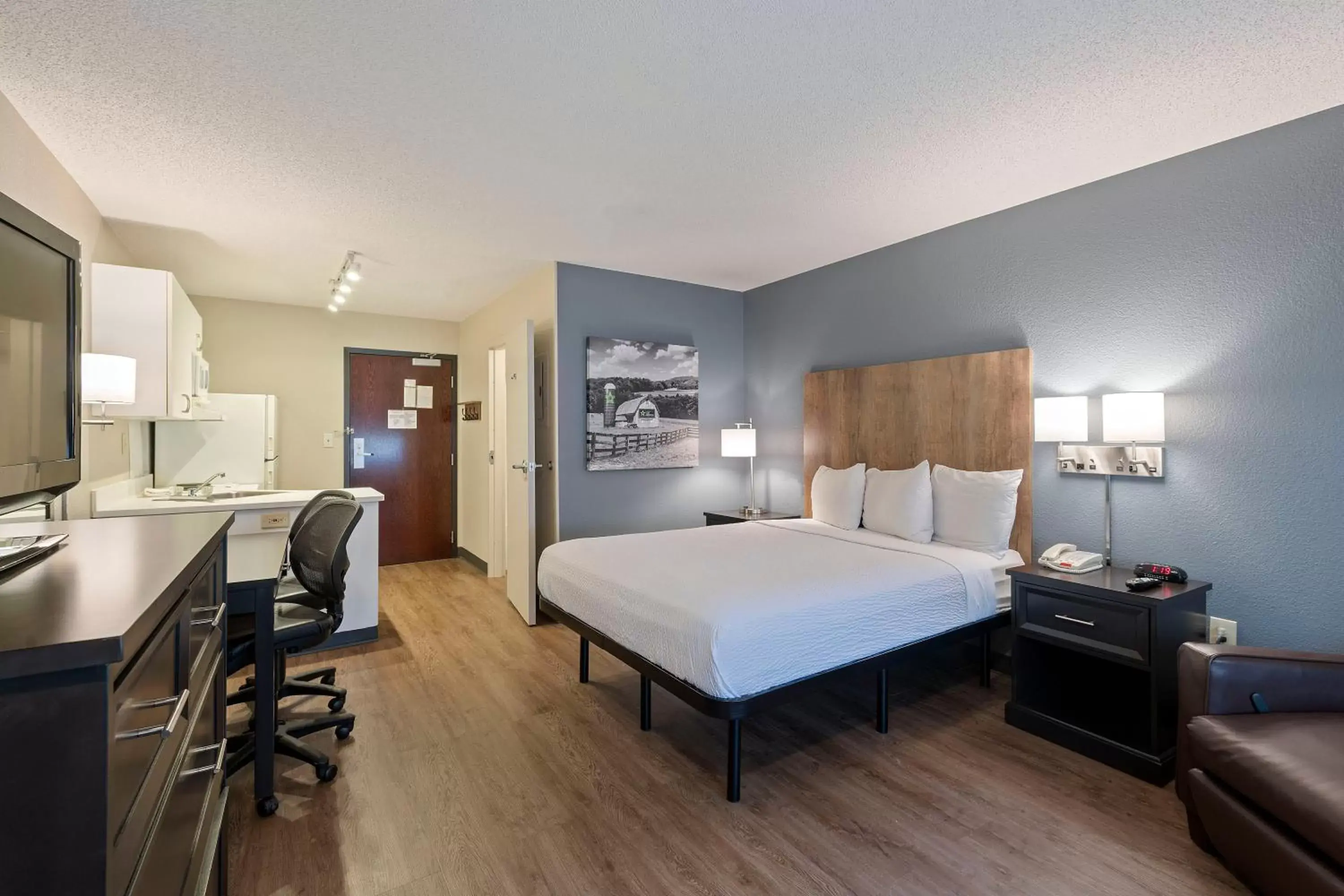 Bed in Extended Stay America Suites - Charlotte - Pineville - Park Rd