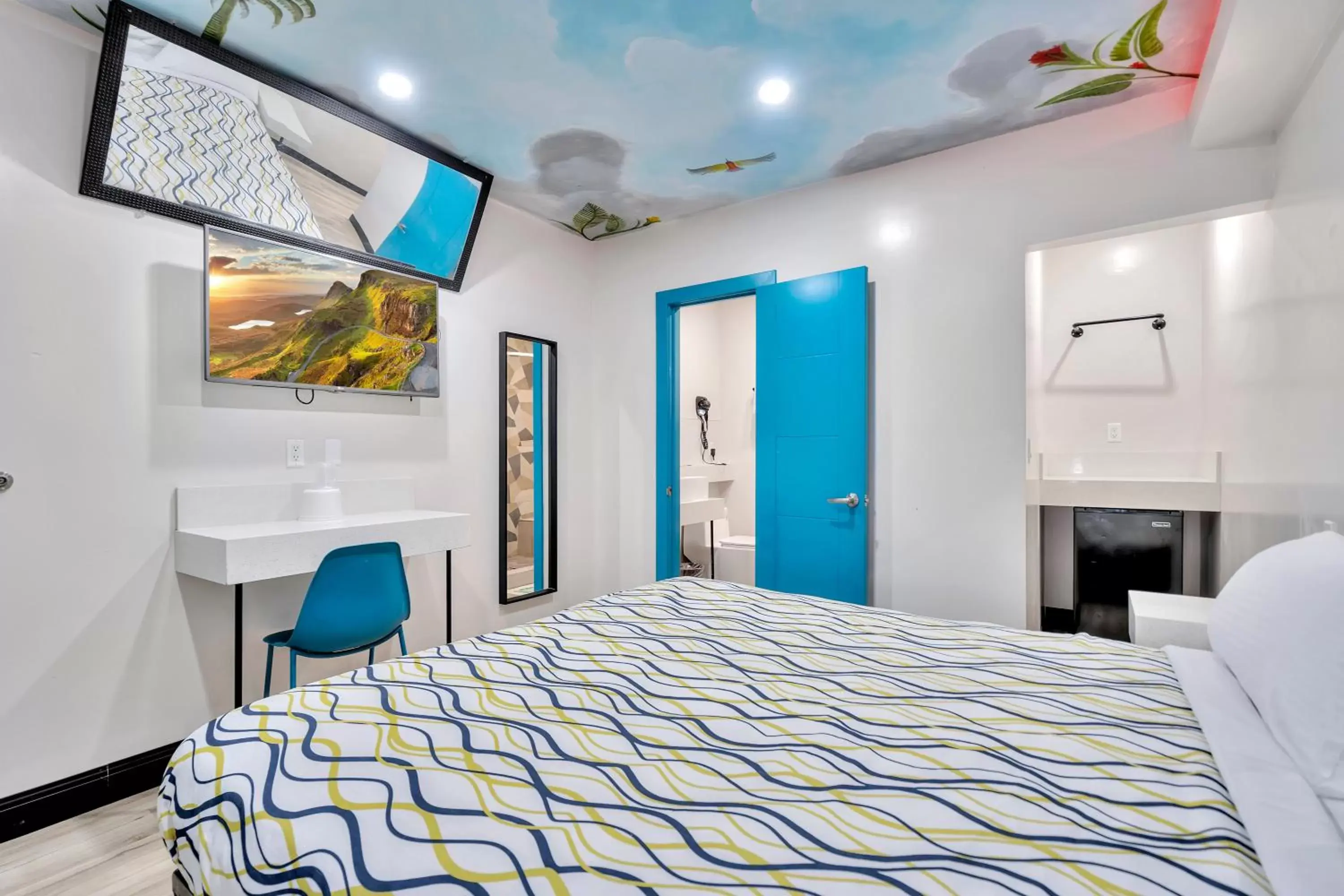 Bedroom, Bed in Royal Hawaiian Inn - Mid City, Los Angeles