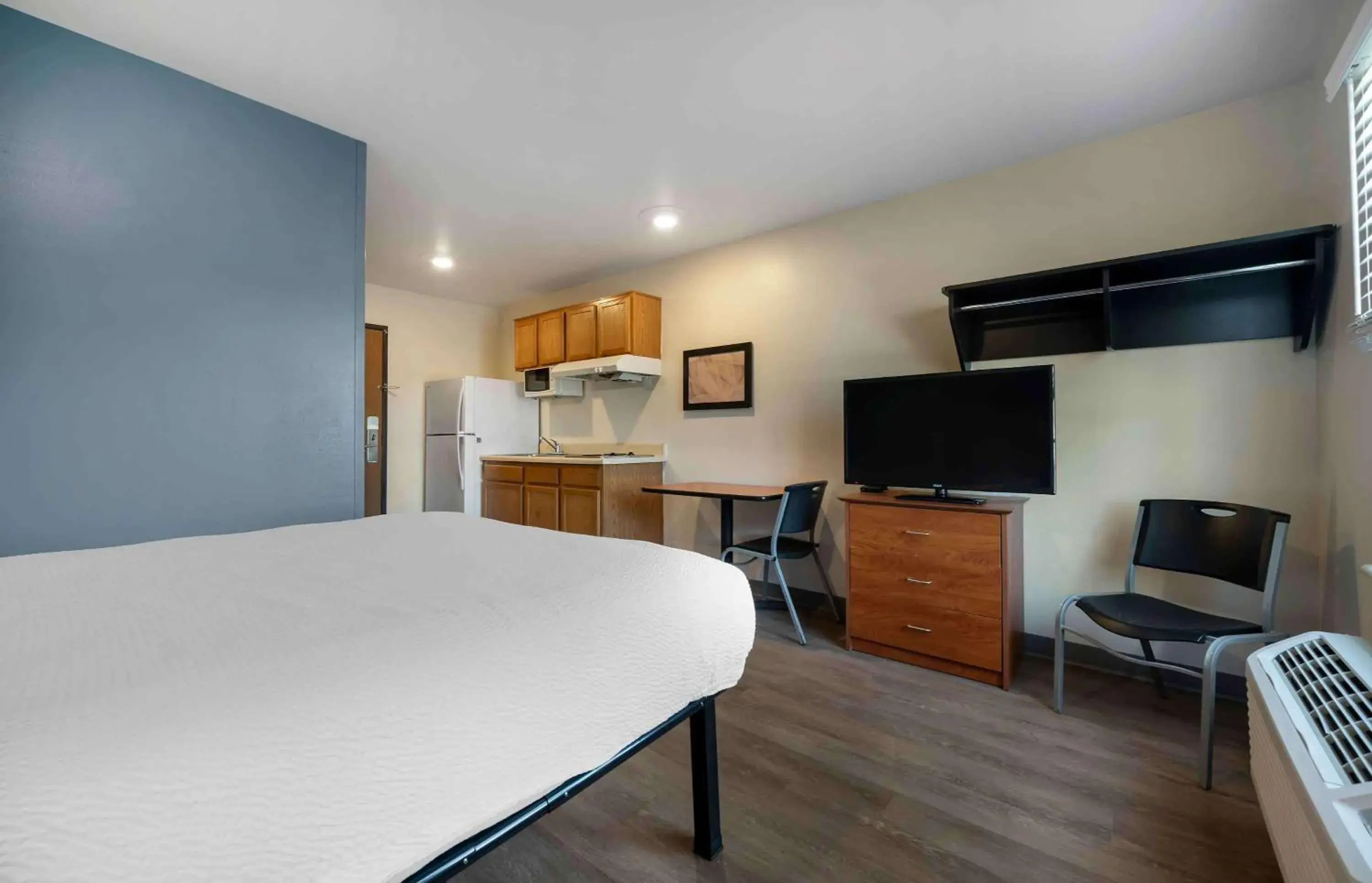 Bedroom, TV/Entertainment Center in Extended Stay America Select Suites - Loveland