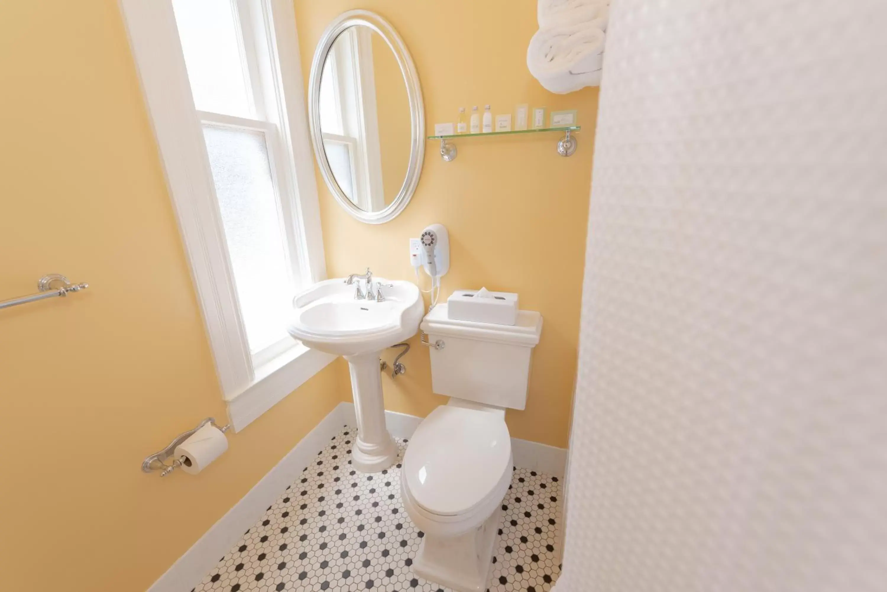 Bathroom in Stanyan Park Hotel