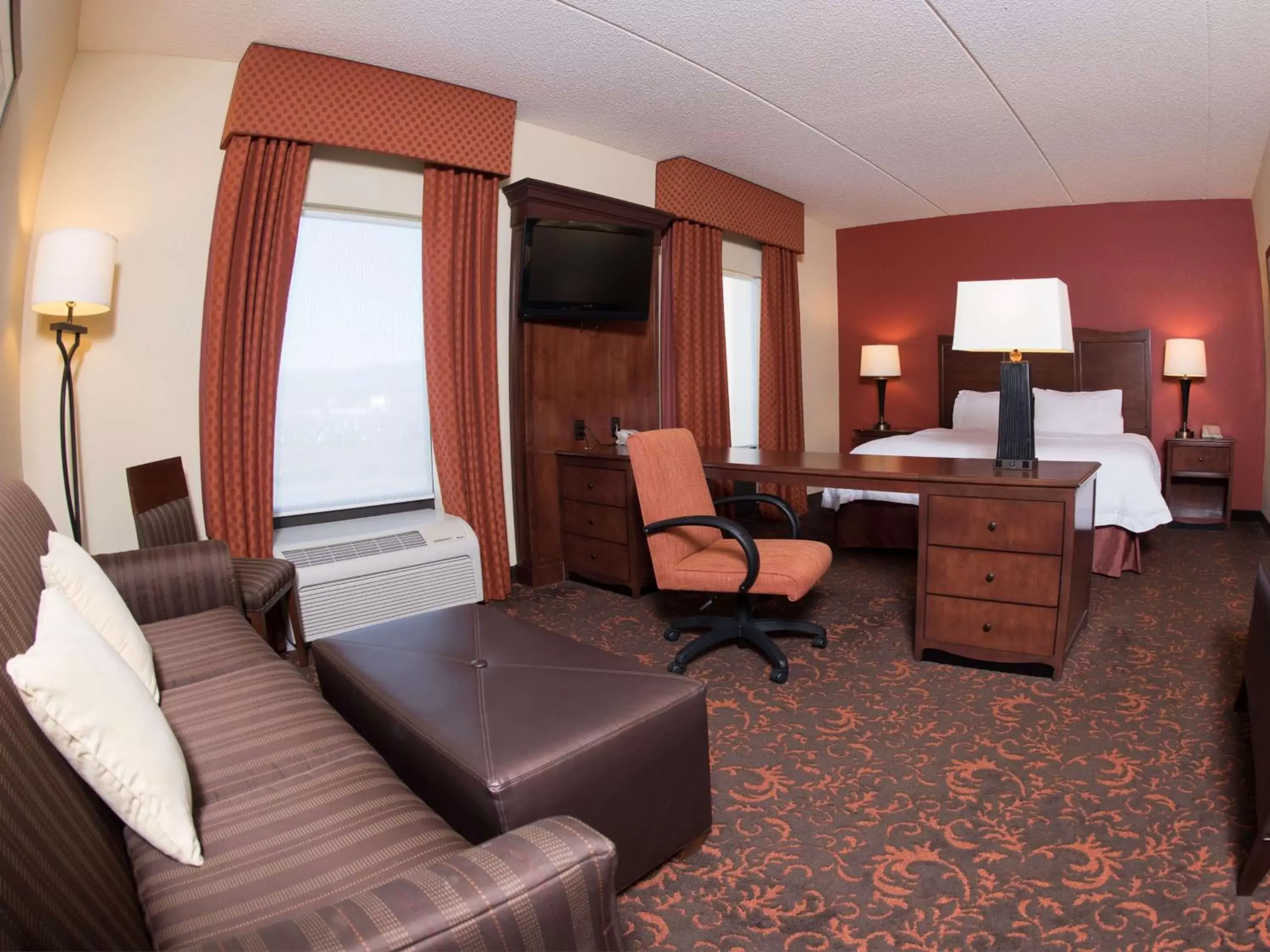 Bed, Seating Area in Hampton Inn and Suites Woodstock, Virginia