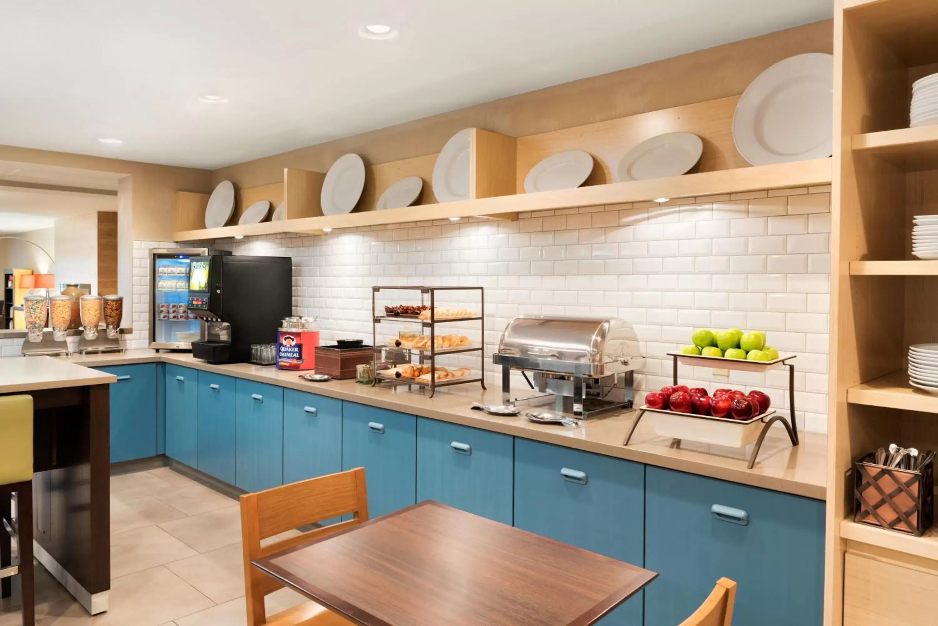Buffet breakfast, Kitchen/Kitchenette in Country Inn & Suites by Radisson, Cedar Rapids Airport, IA