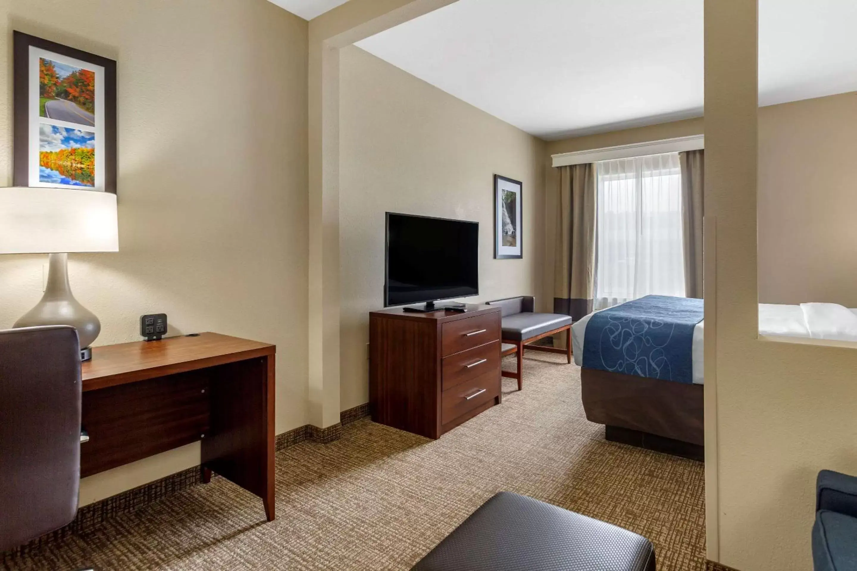 Photo of the whole room, TV/Entertainment Center in Comfort Suites At Rivergate Mall