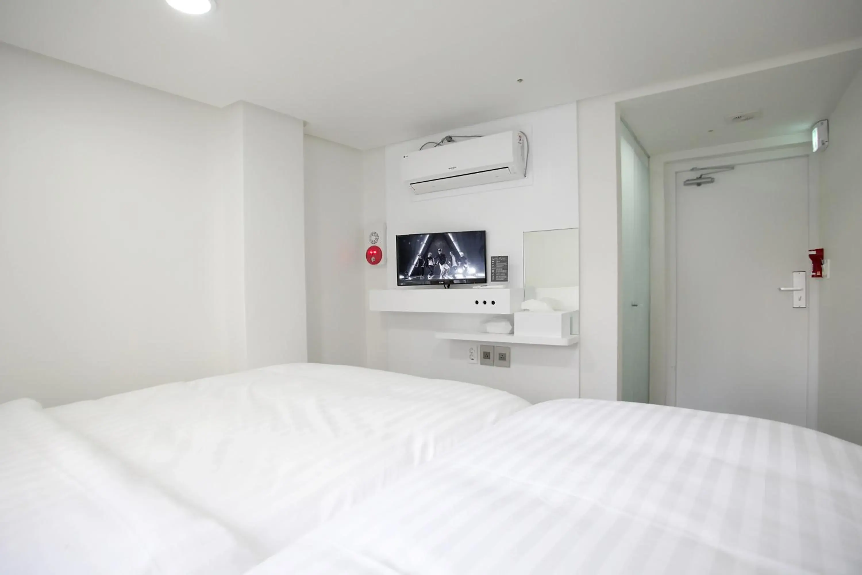 Deluxe Twin Room in K Pop Hotel Seoul Tower