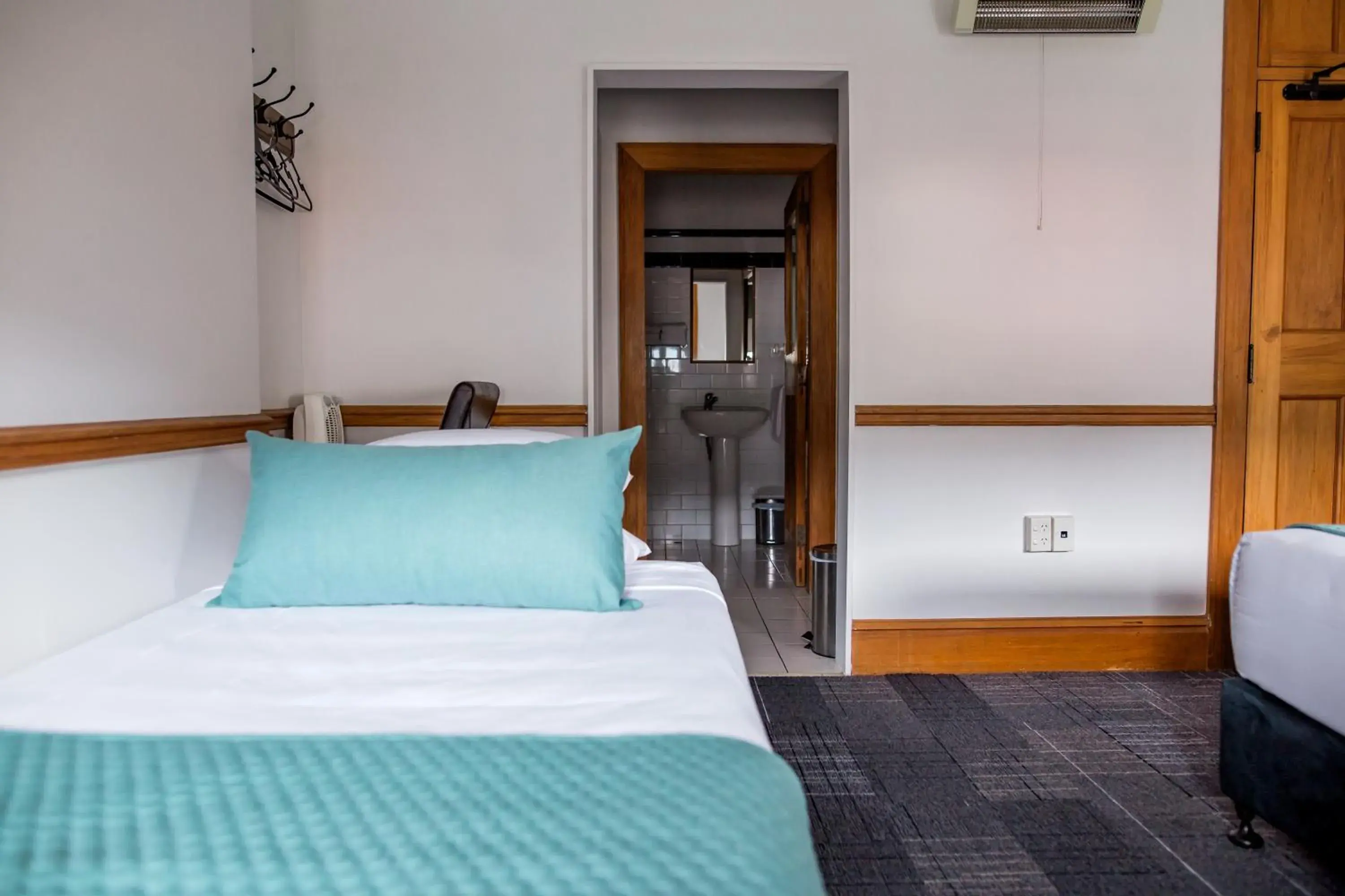 Bathroom, Bed in The Cambridge Hotel