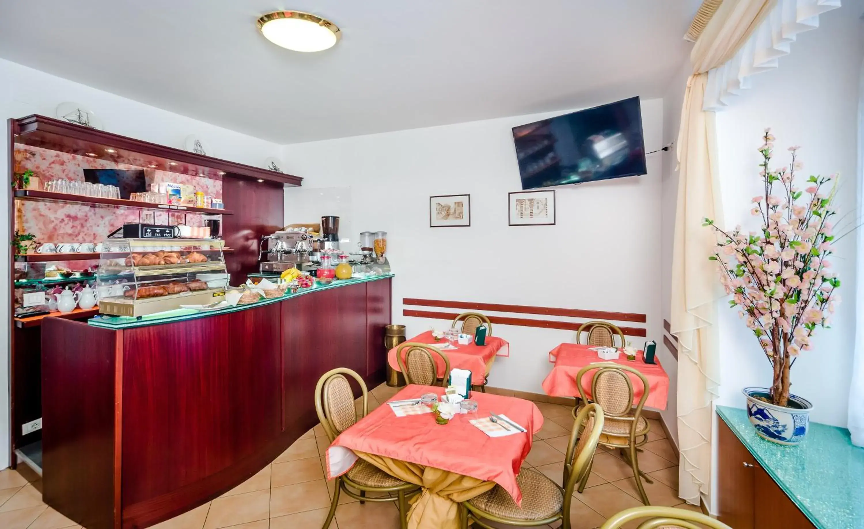 Restaurant/places to eat in Hotel Boccascena