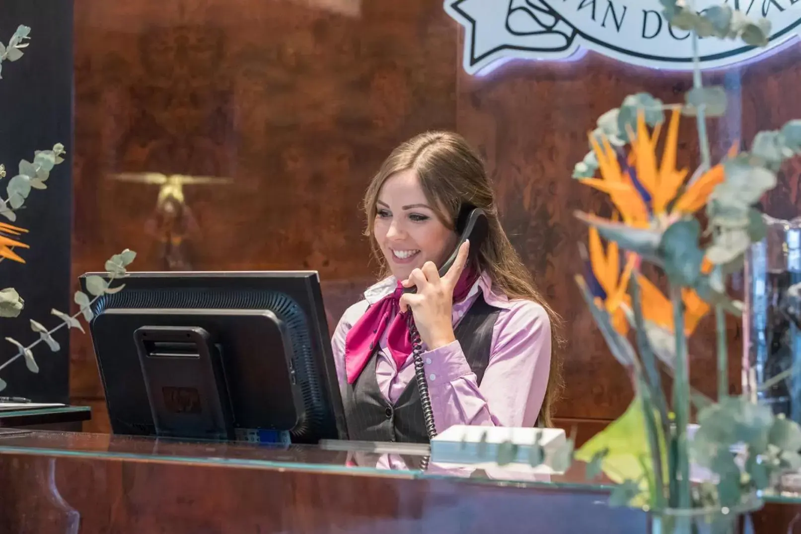 Lobby or reception, Staff in Van der Valk Airporthotel Düsseldorf