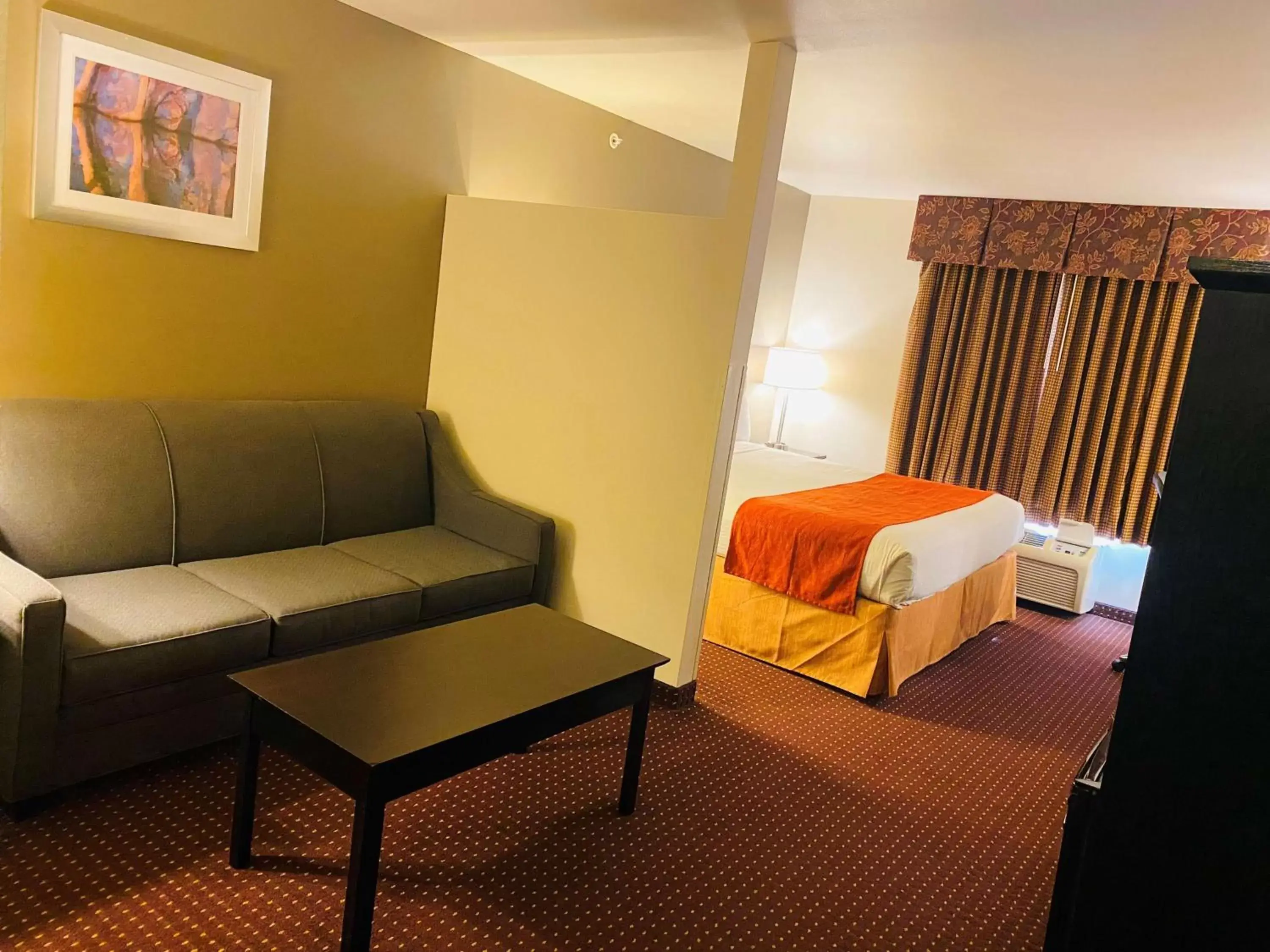 Bedroom, Seating Area in Best Western Legacy Inn & Suites Beloit/South Beloit