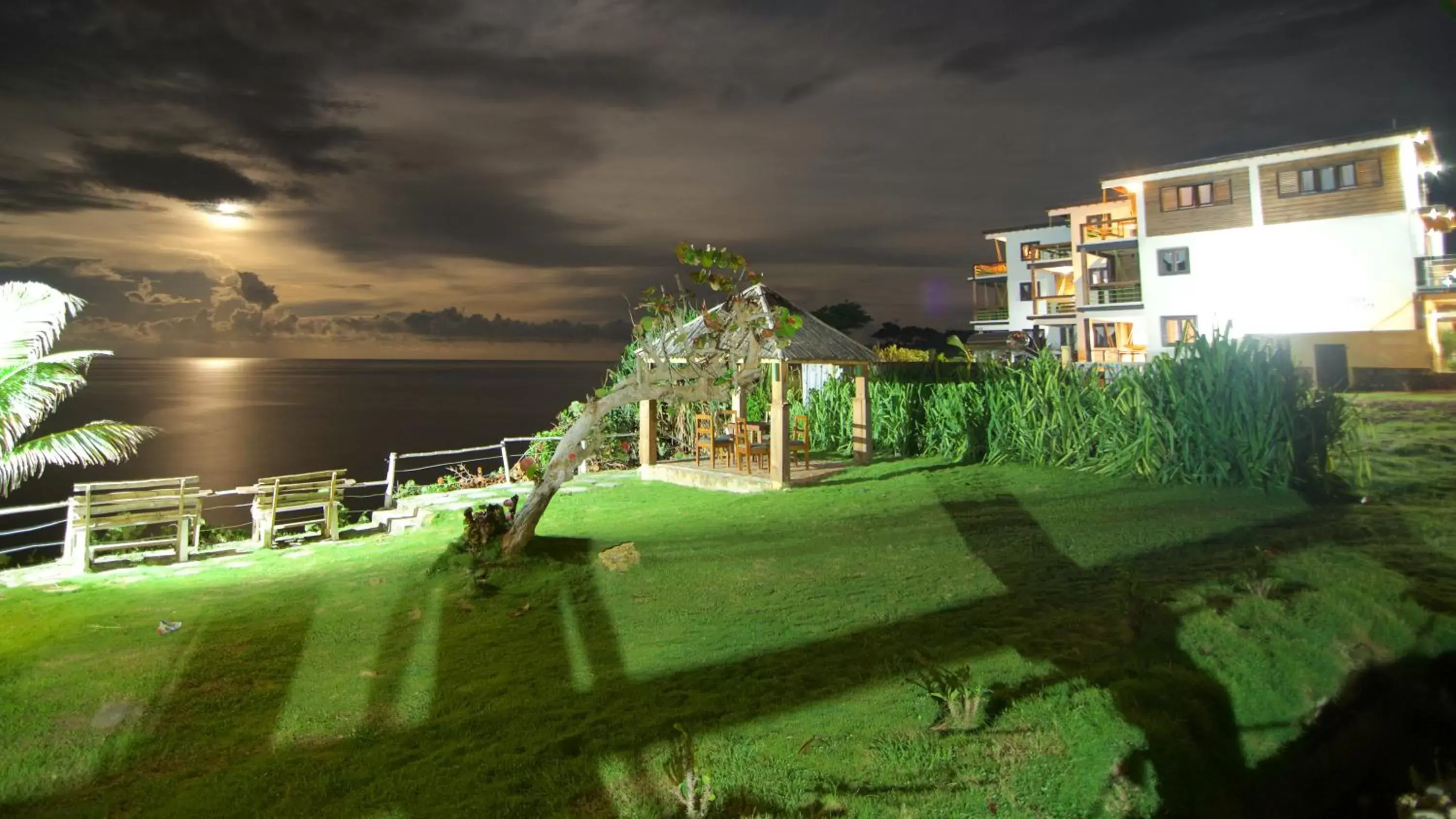 Garden in The Sea Cliff Hotel Resort & Spa