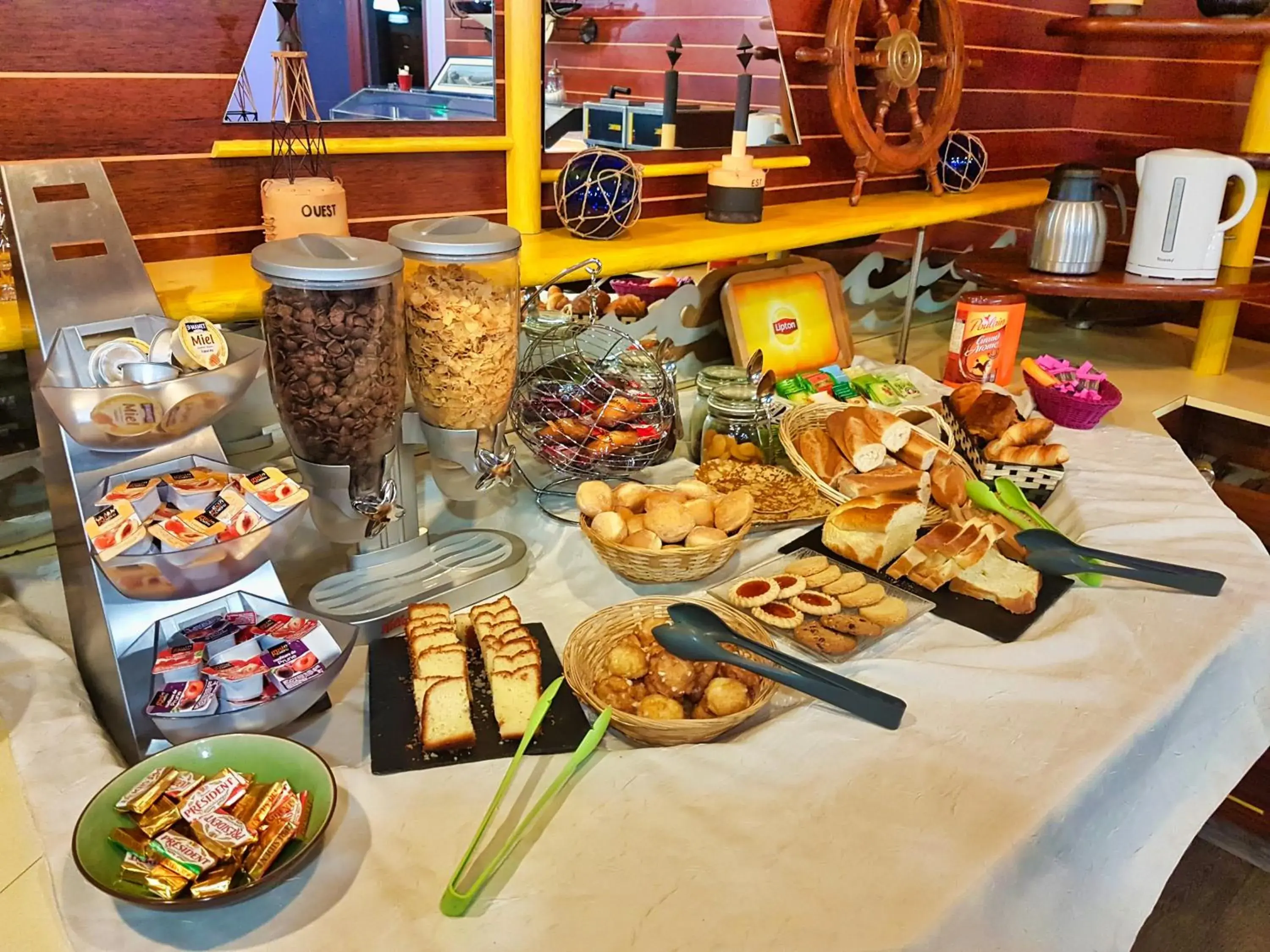 Buffet breakfast in Contact Hotel Le Seino Marin - Cléon Elbeuf