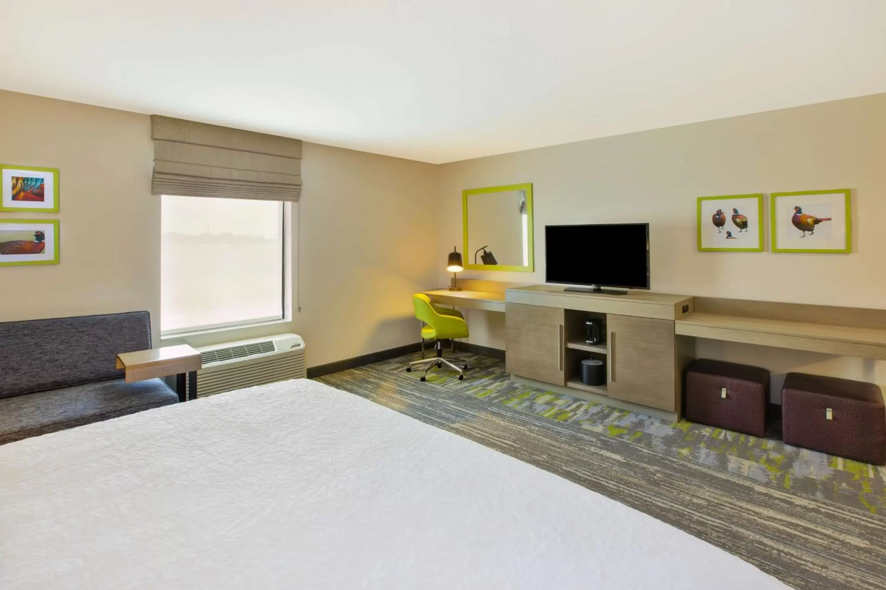 Bedroom, TV/Entertainment Center in Hampton Inn & Suites By Hilton, Southwest Sioux Falls