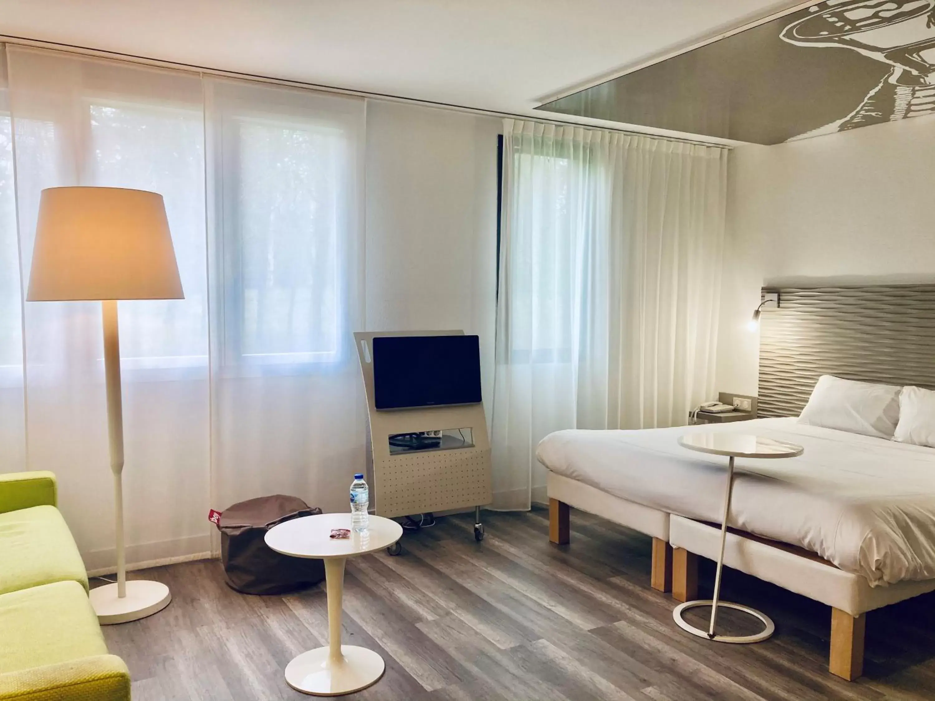 Photo of the whole room, TV/Entertainment Center in ibis Styles Lille Aéroport