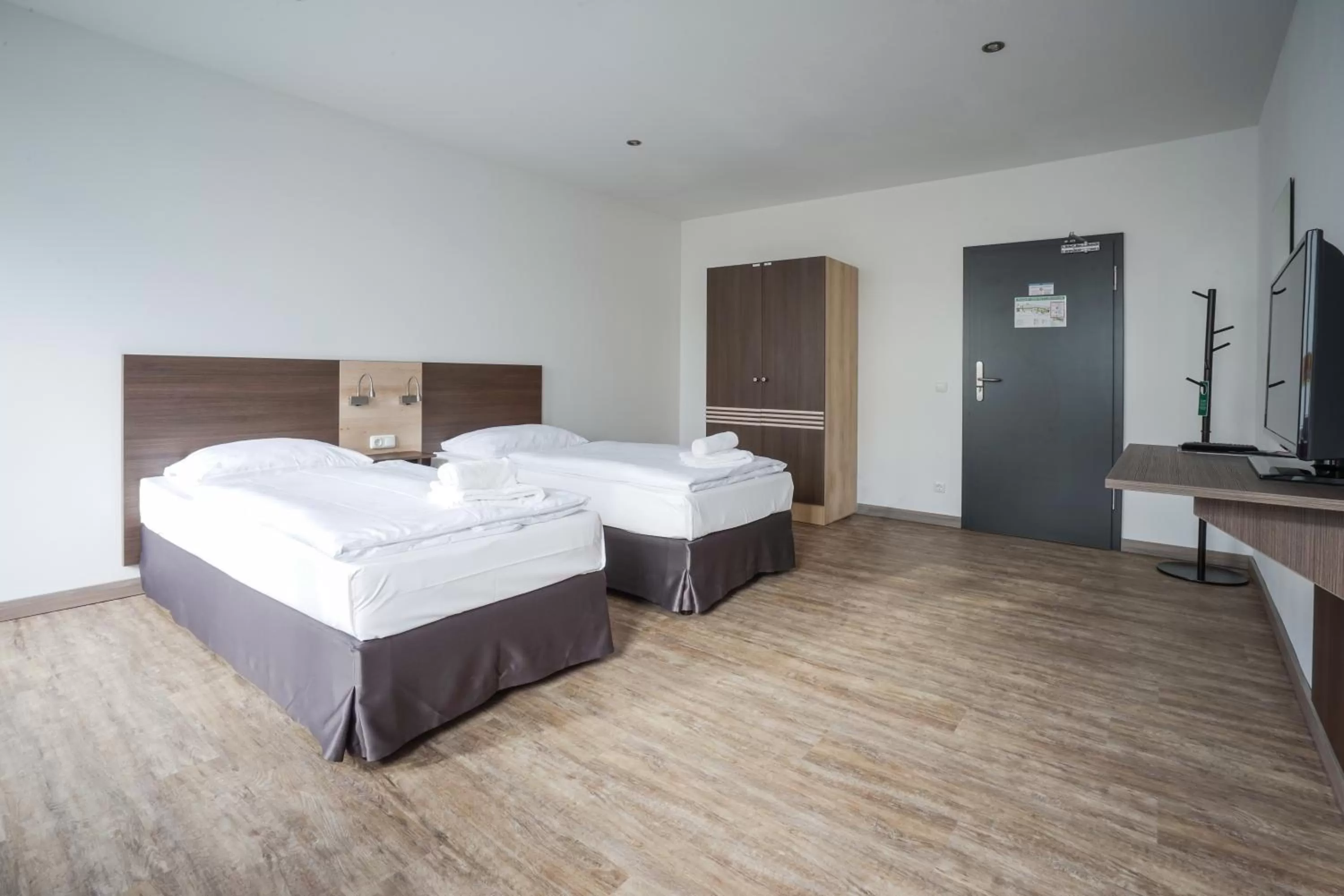 Photo of the whole room, Bed in Ruhr Inn Hotel