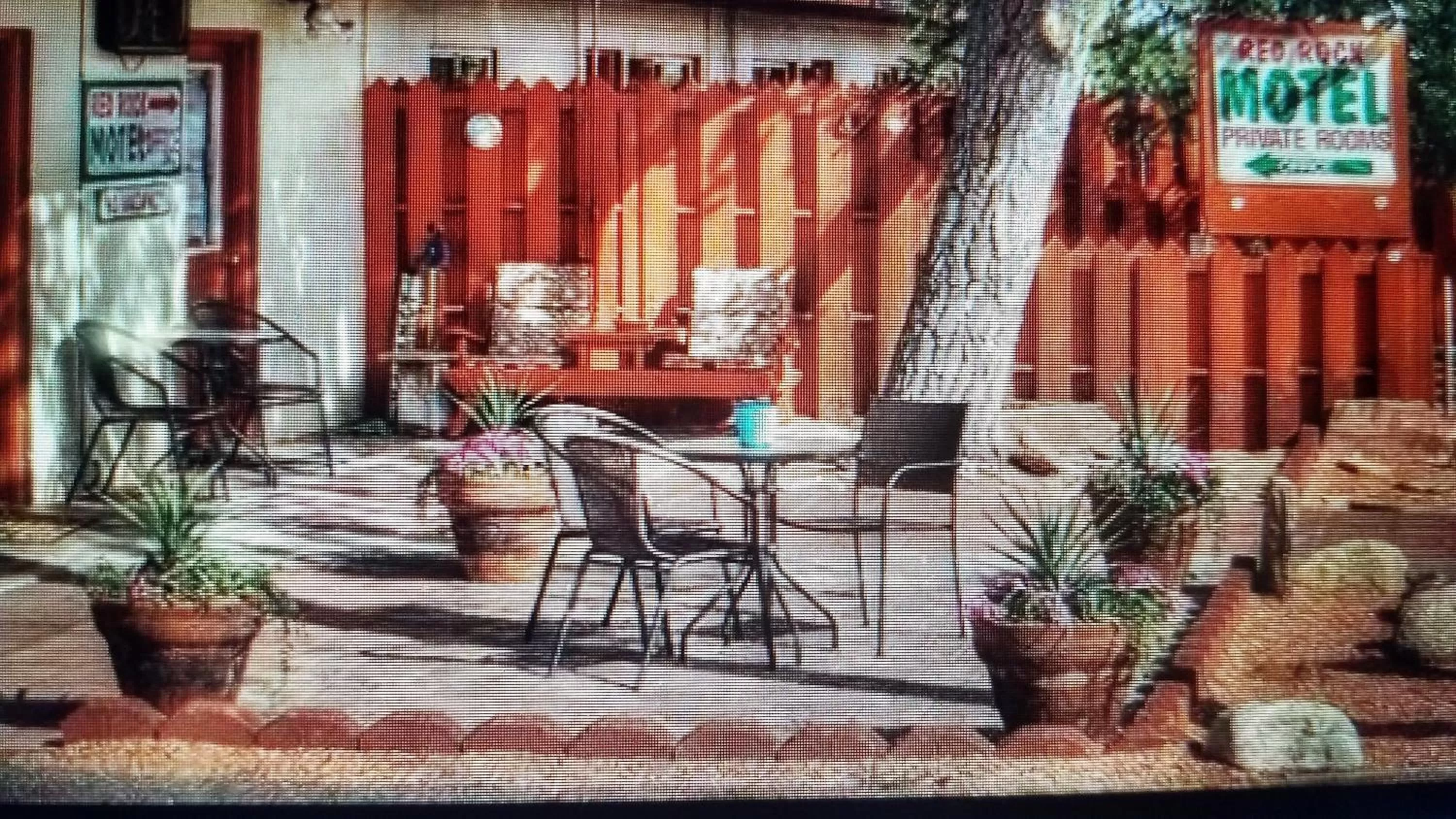 Patio in Red Rock Motel and Dam Motel