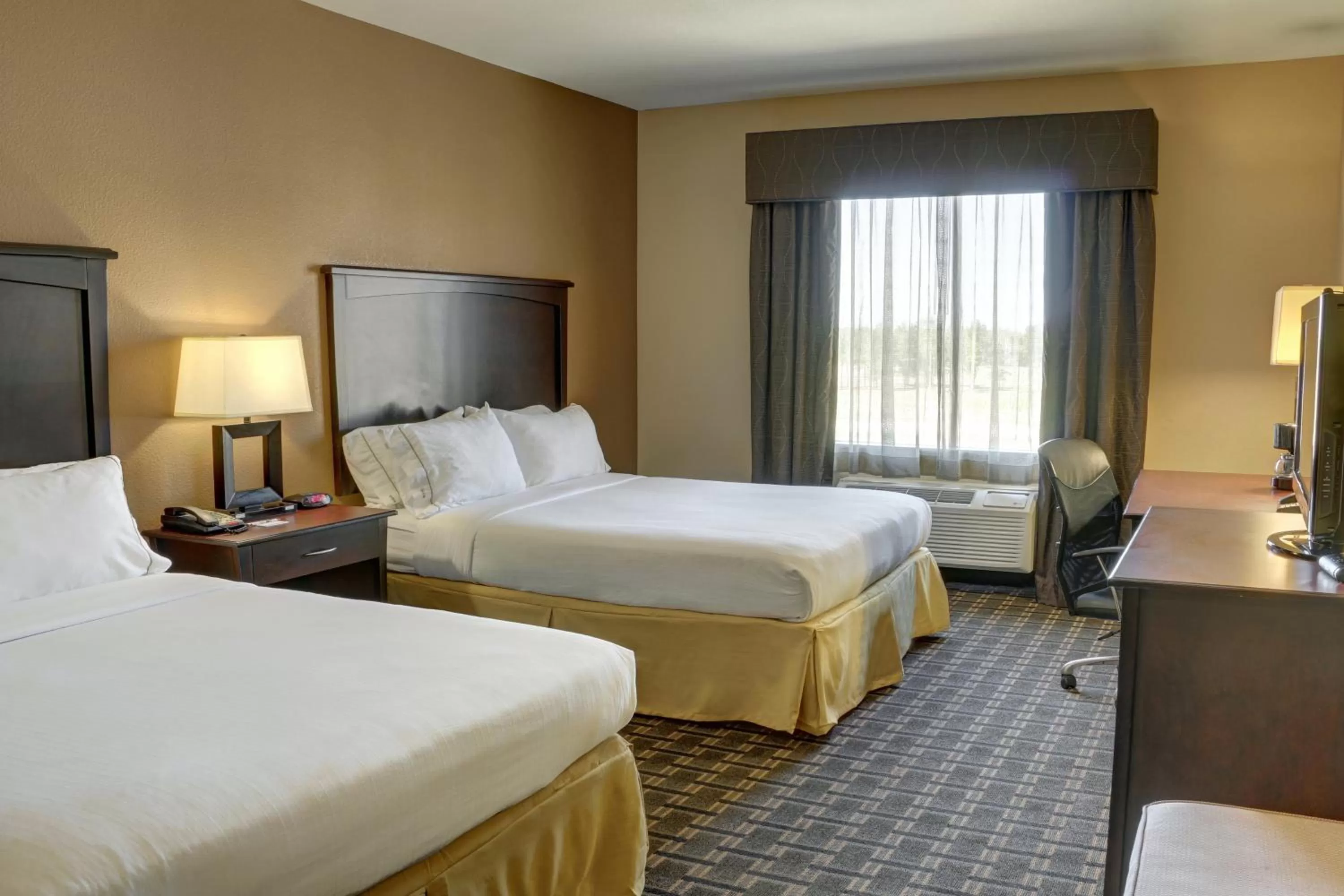 Photo of the whole room, Bed in Holiday Inn Express Hotel & Suites Texarkana East by IHG