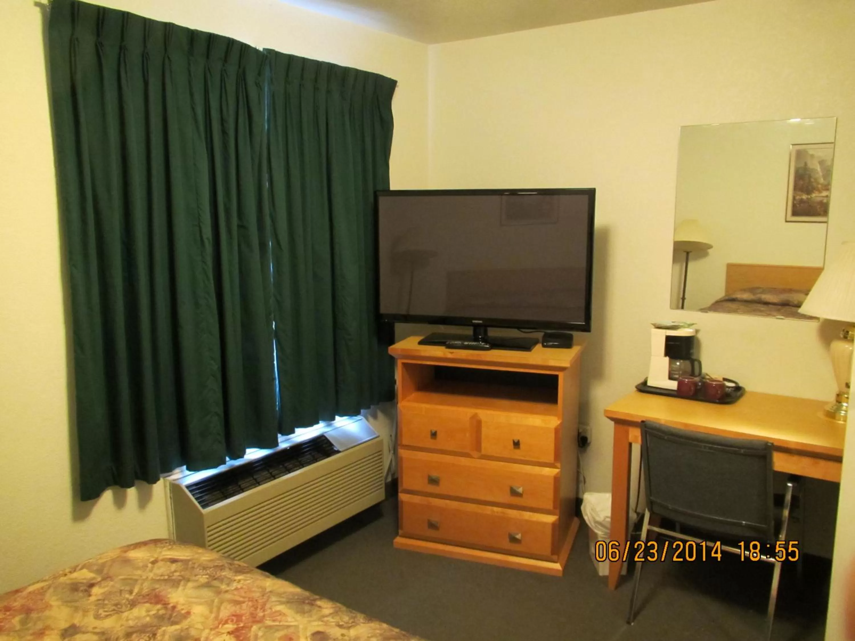 TV and multimedia, Bed in Lazy J Motel