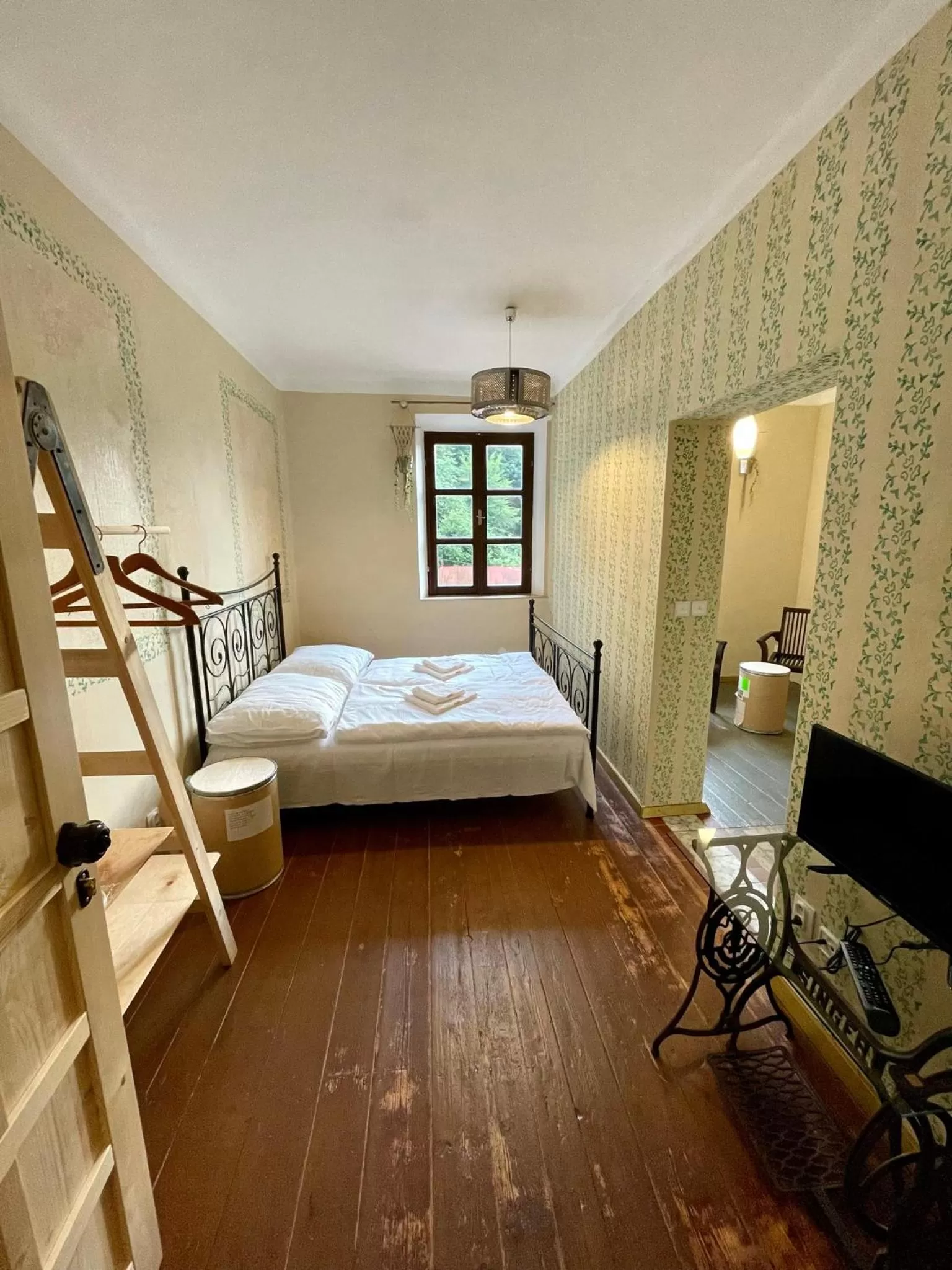 Bed in HARABURDI® Recyclart Hotel