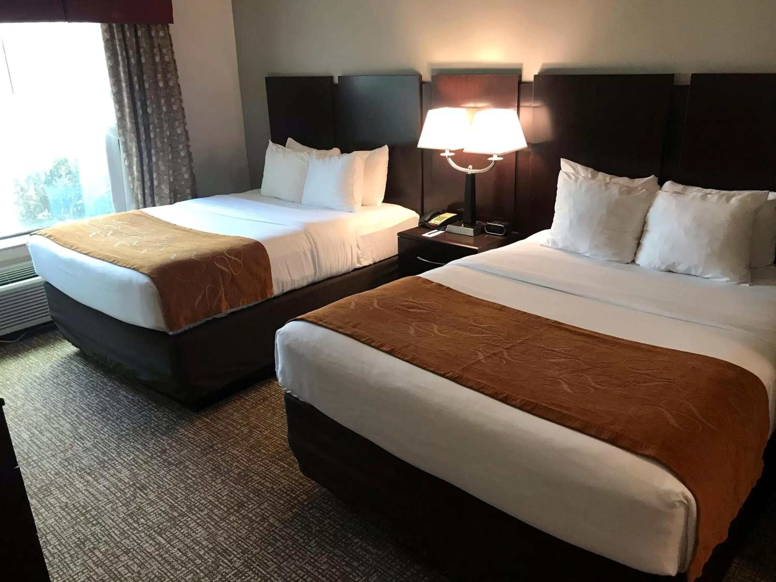 Bedroom, Bed in Comfort Suites Bay City
