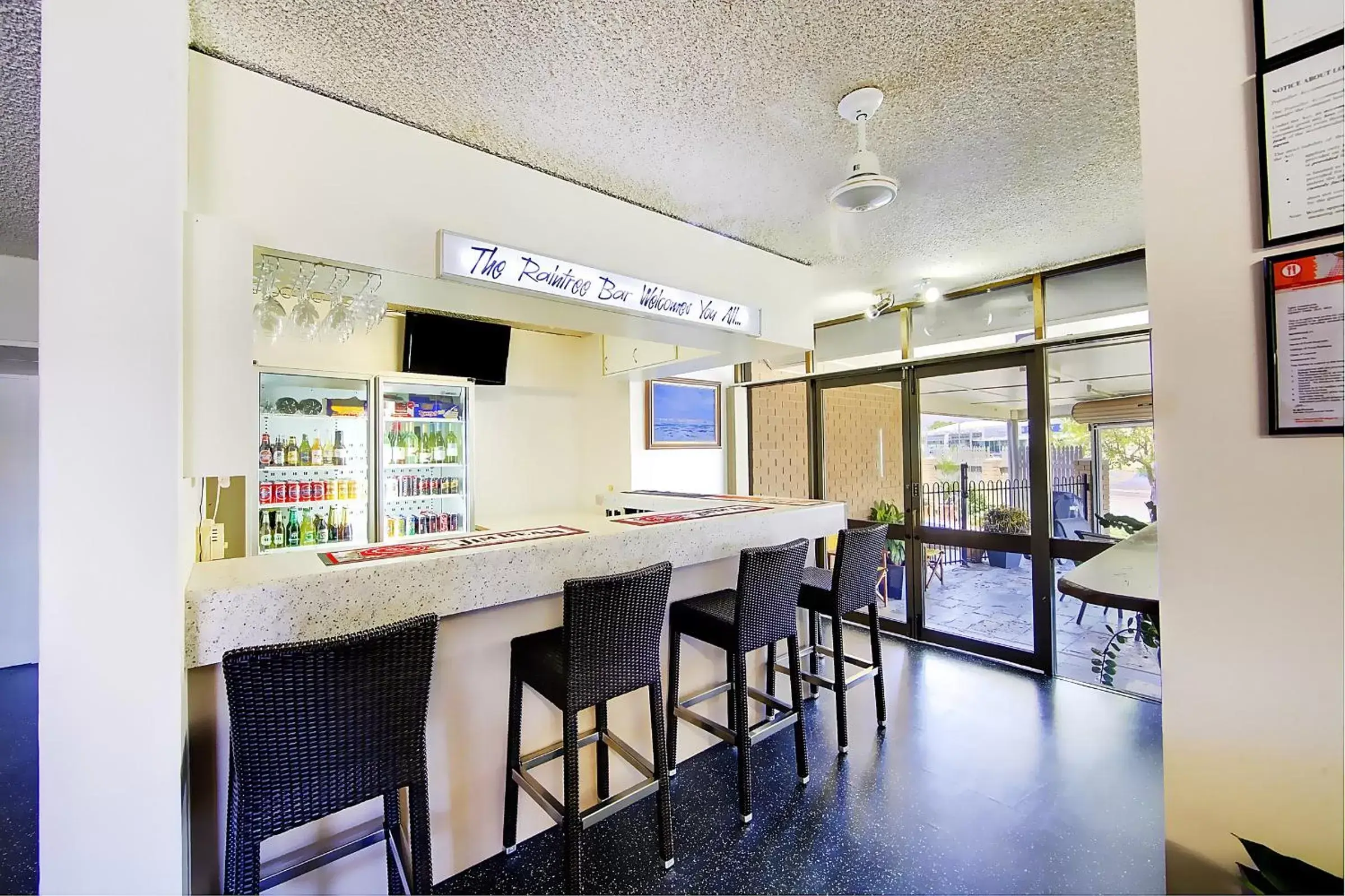 Lounge or bar in Raintree Motel