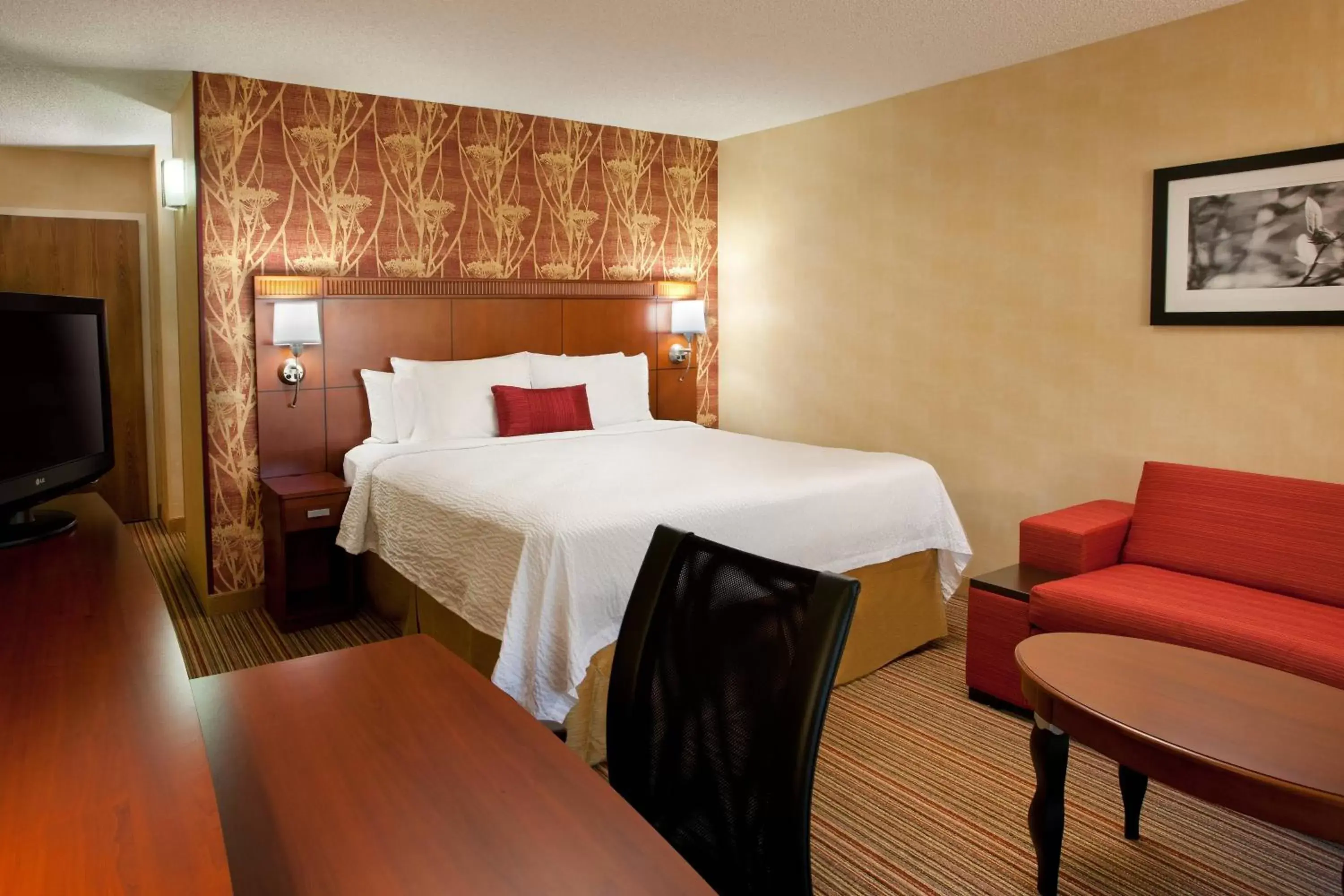 Photo of the whole room, Bed in Courtyard Sacramento Airport Natomas