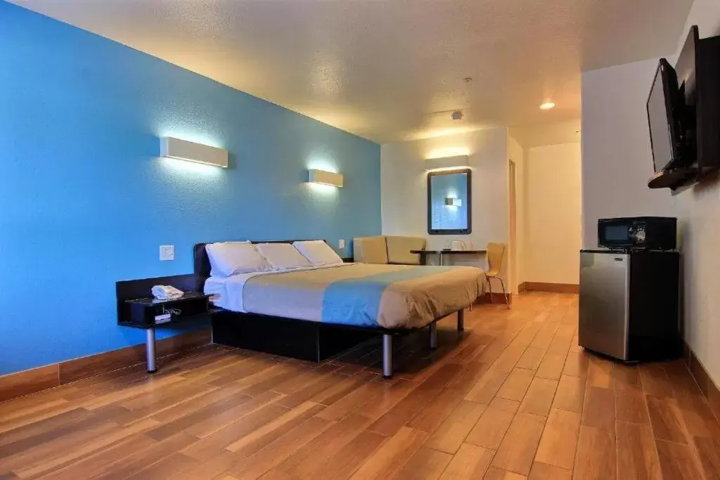 Communal lounge/ TV room, Bed in Motel 6-Rockport, TX