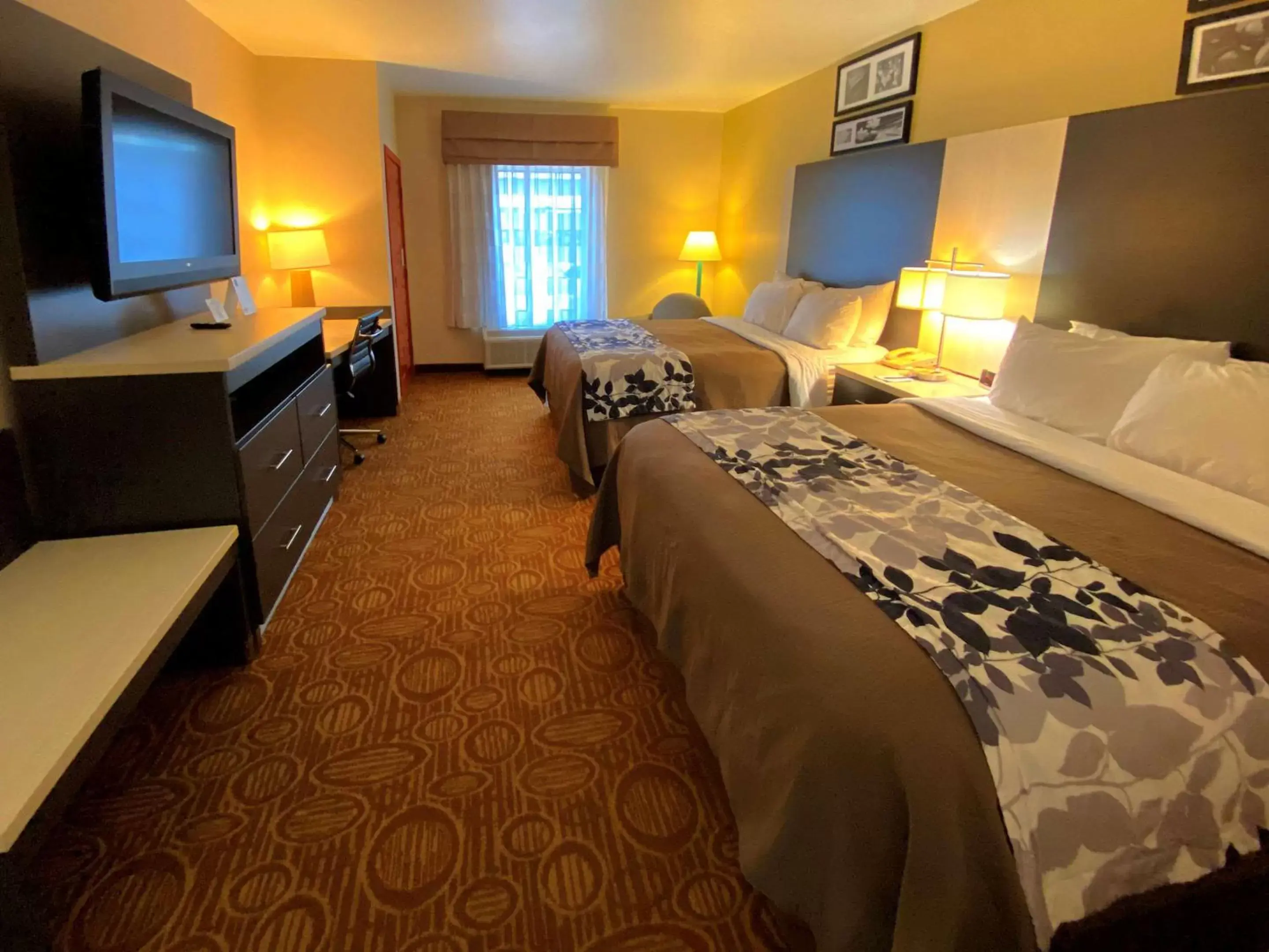 Photo of the whole room, Bed in Sleep Inn & Suites Springdale West