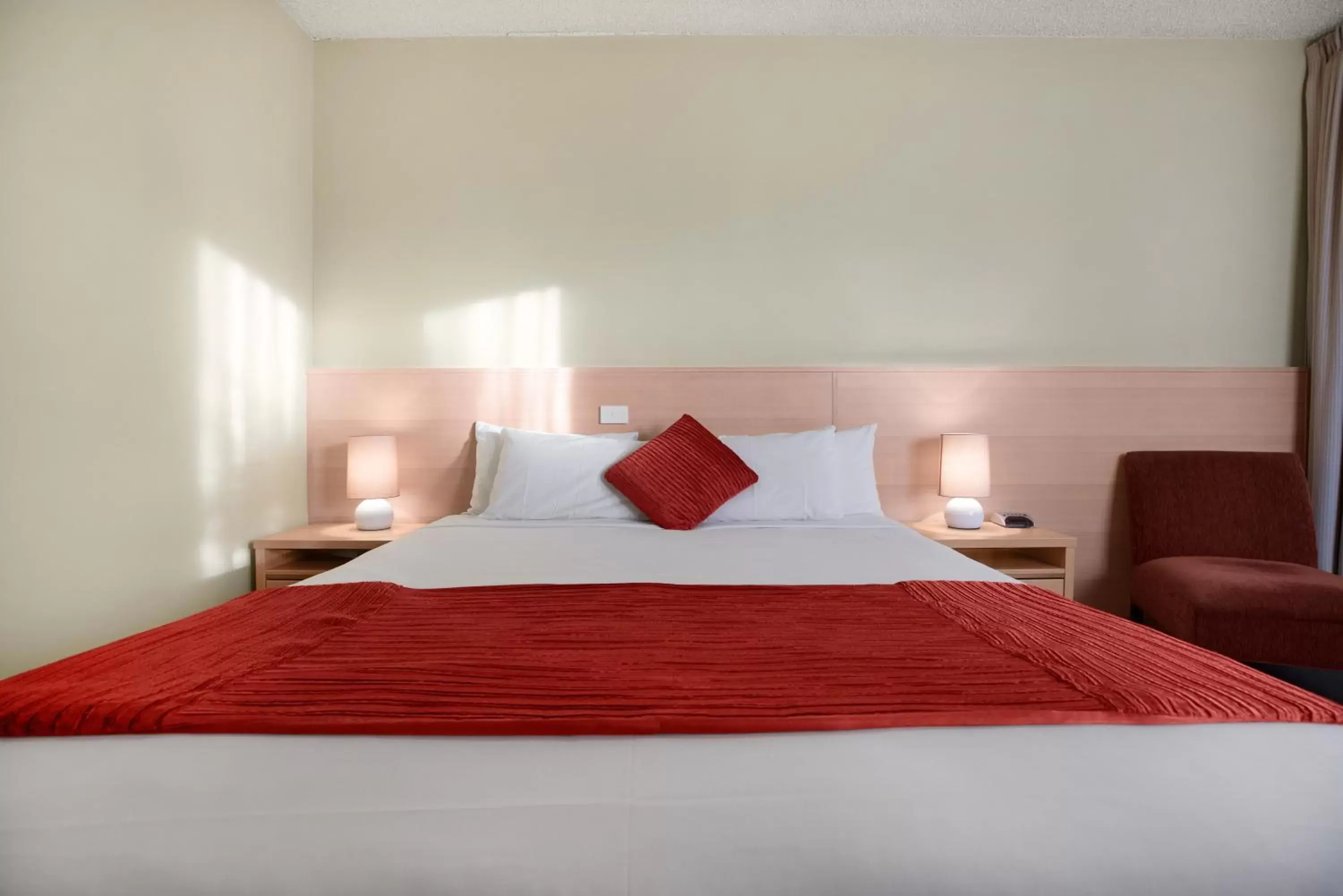 Bed in Adelaide Road Motor Lodge
