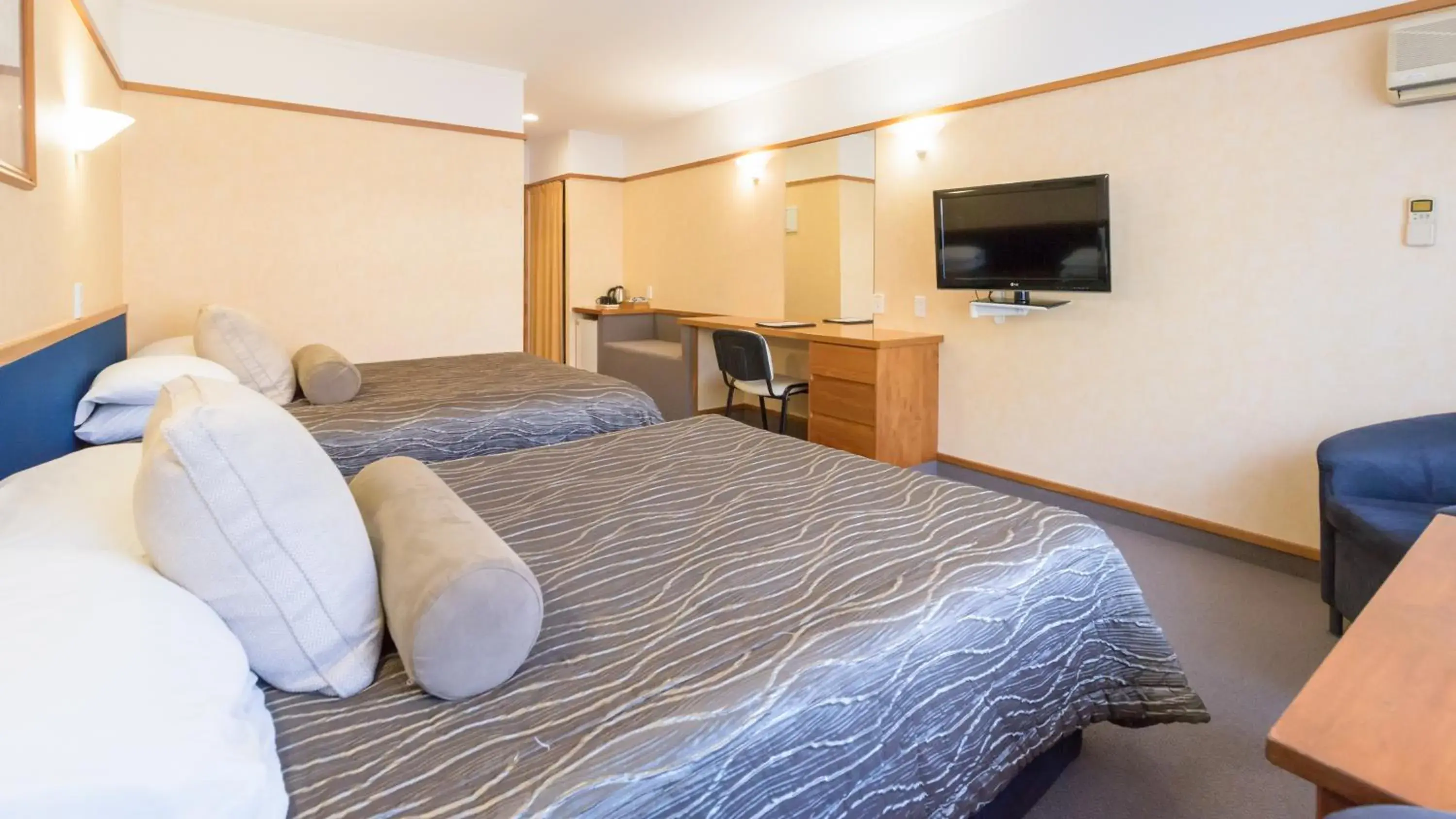 Bedroom, Bed in Distinction Hamilton Hotel & Conference Centre