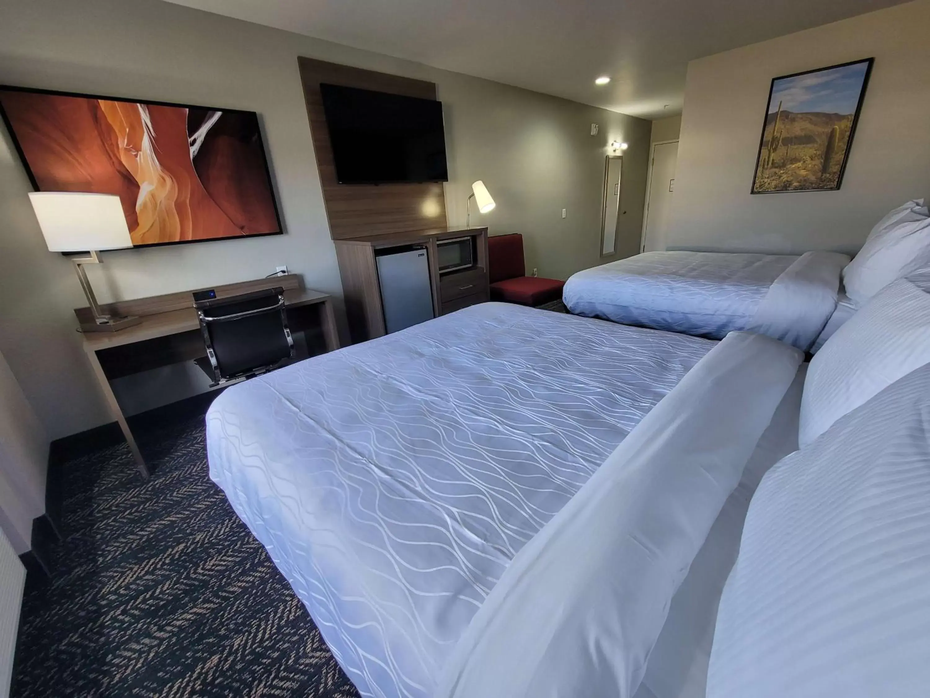 Communal lounge/ TV room, Bed in Best Western Bellemont Shadow Mountain Inn