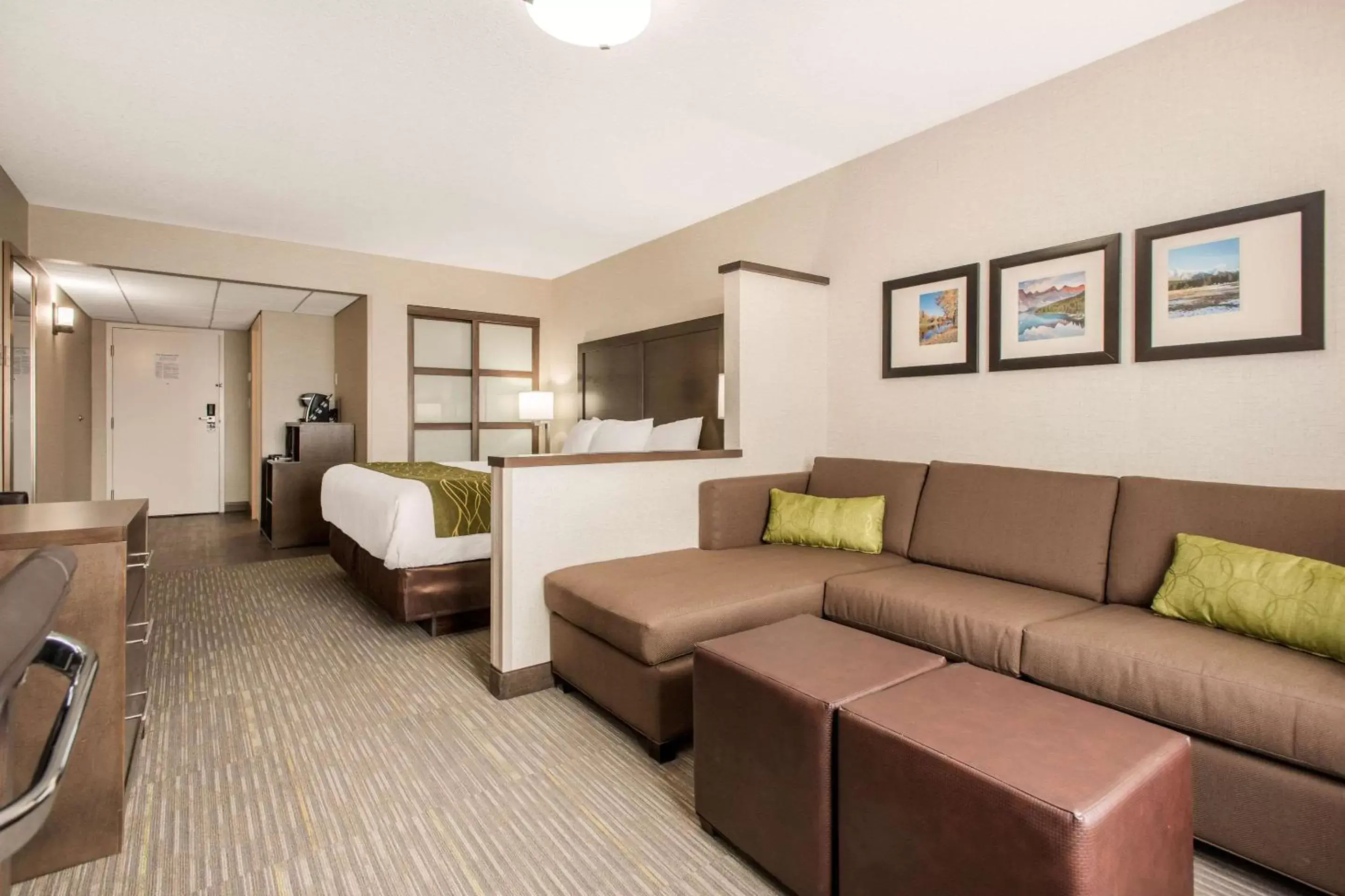 Photo of the whole room, Seating Area in Comfort Inn & Suites Red Deer