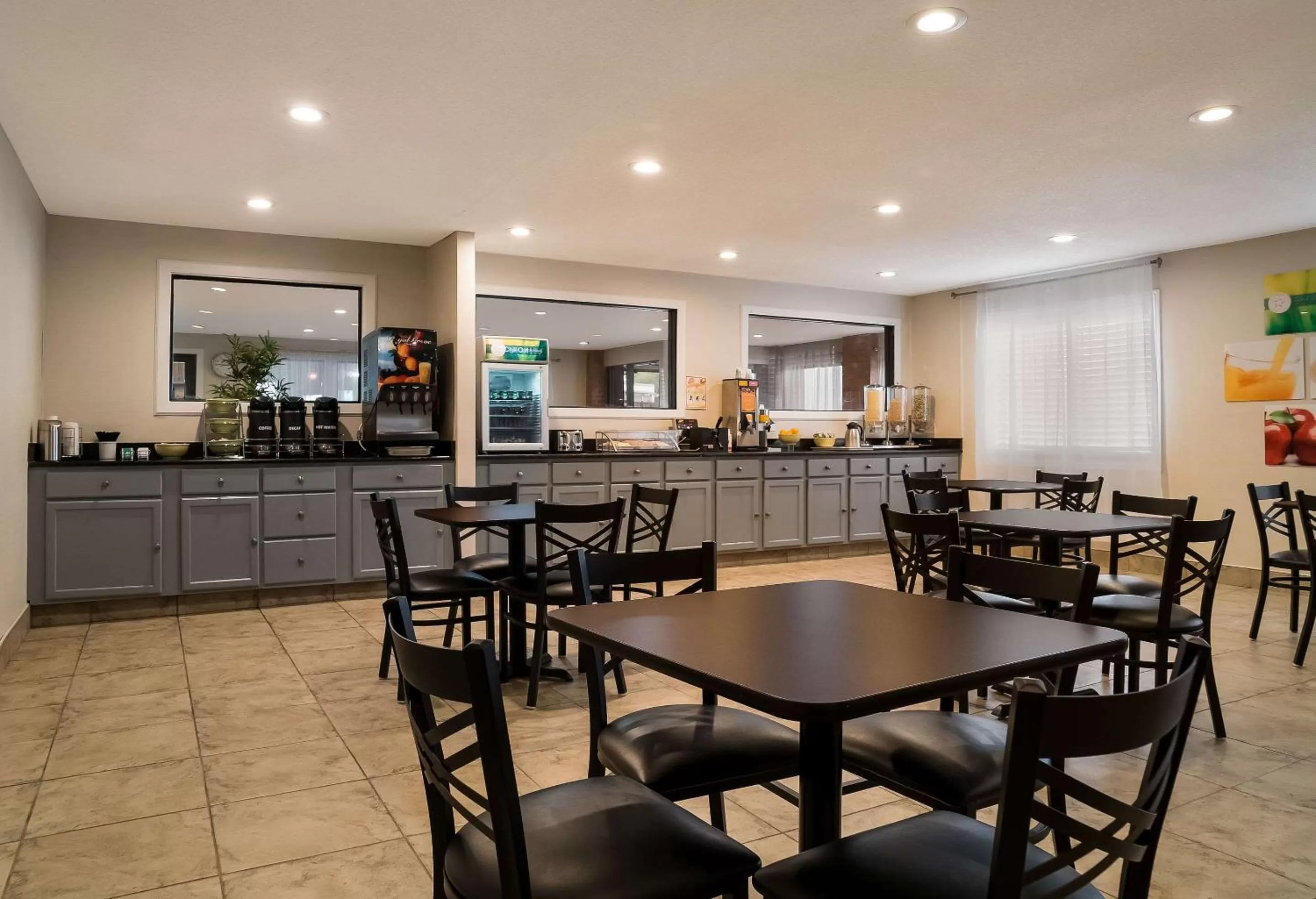 Breakfast in Quality Inn Grand Blanc - Flint South