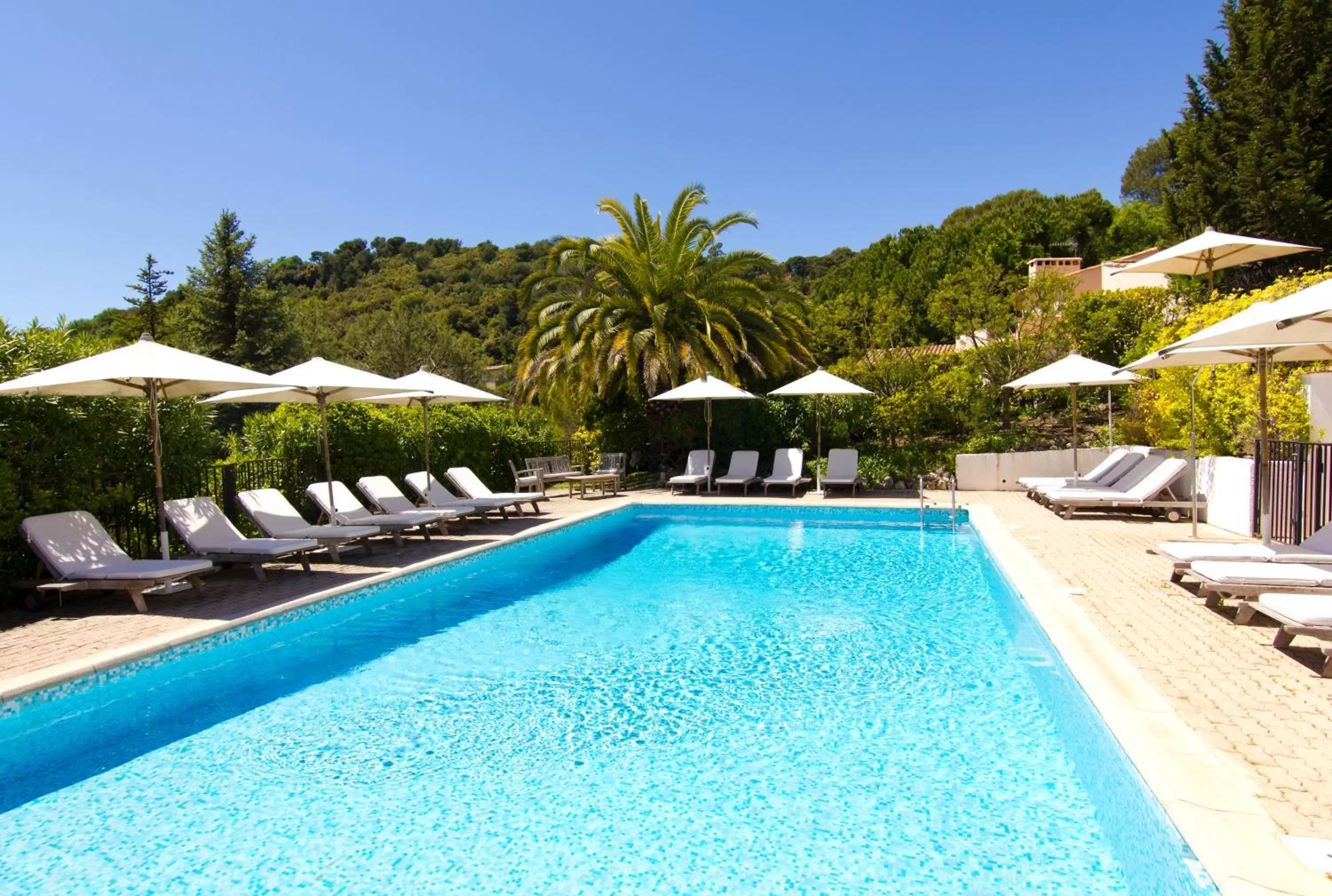 Swimming Pool in Hotel les Vergers de Saint Paul